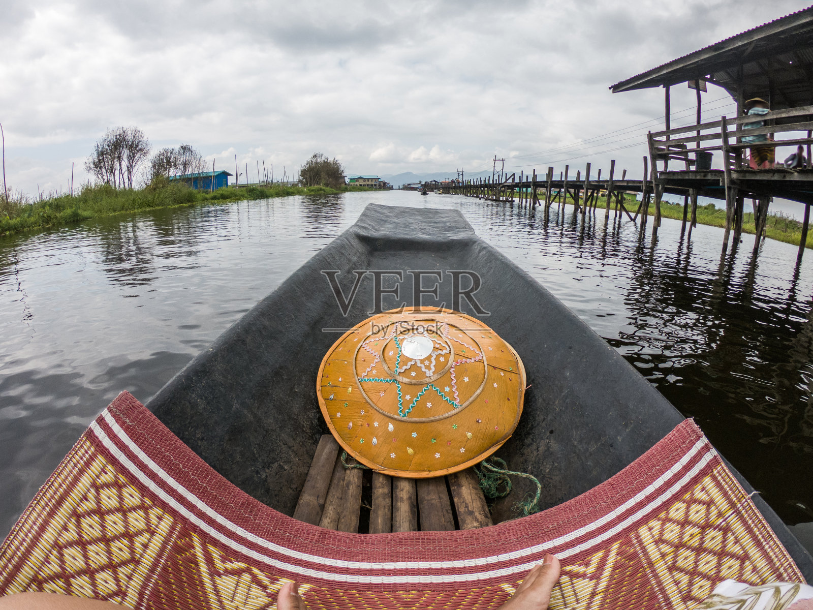 缅甸茵莱湖上的独木舟照片摄影图片
