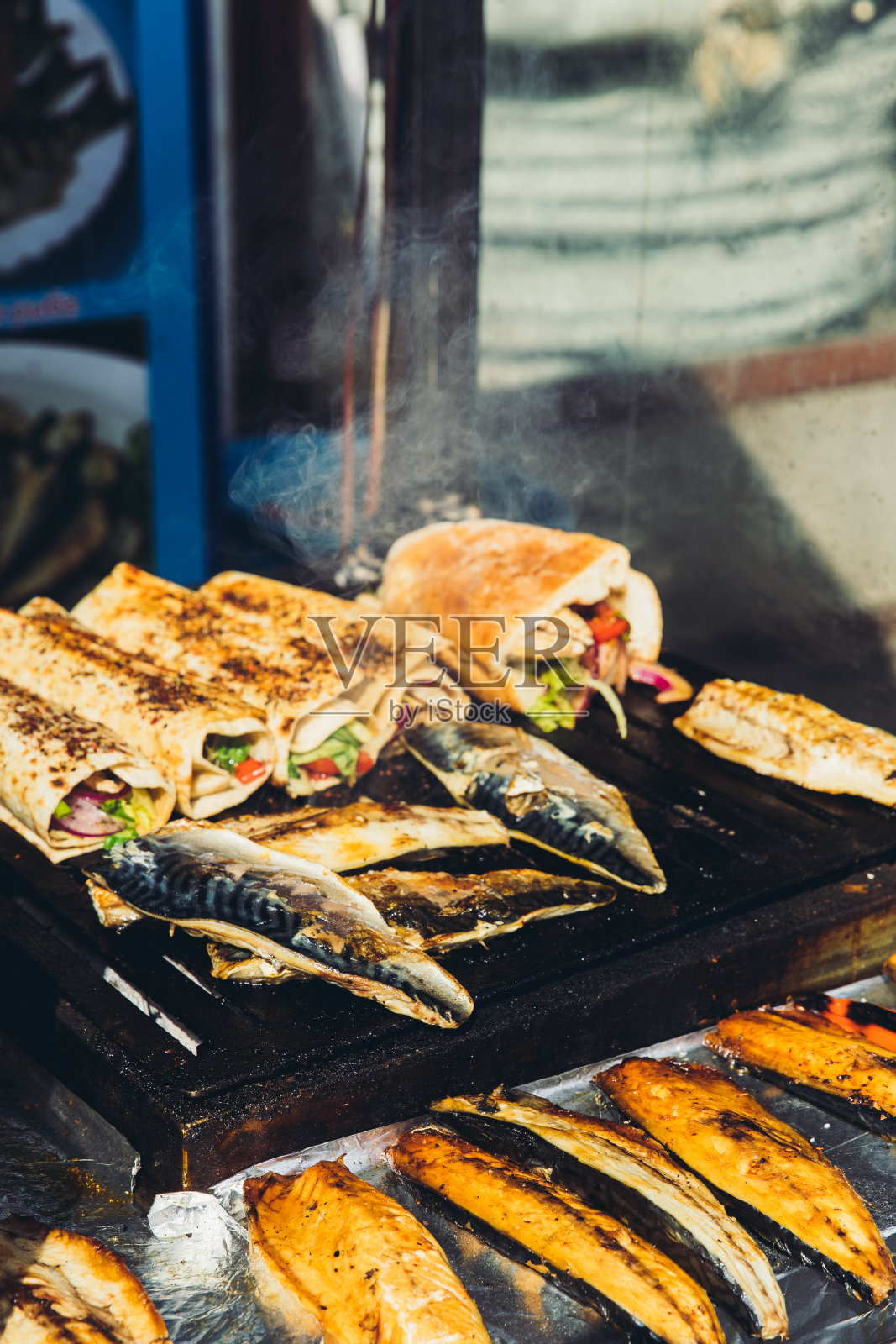 制作土耳其传统的街头小吃鱼三明治照片摄影图片