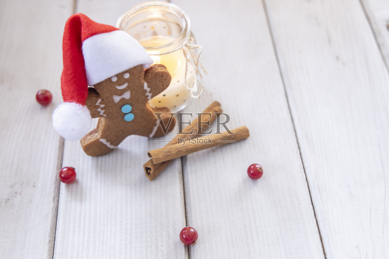 姜圣诞饼干。木头背景上的圣诞姜饼饼干。圣诞装饰照片摄影图片