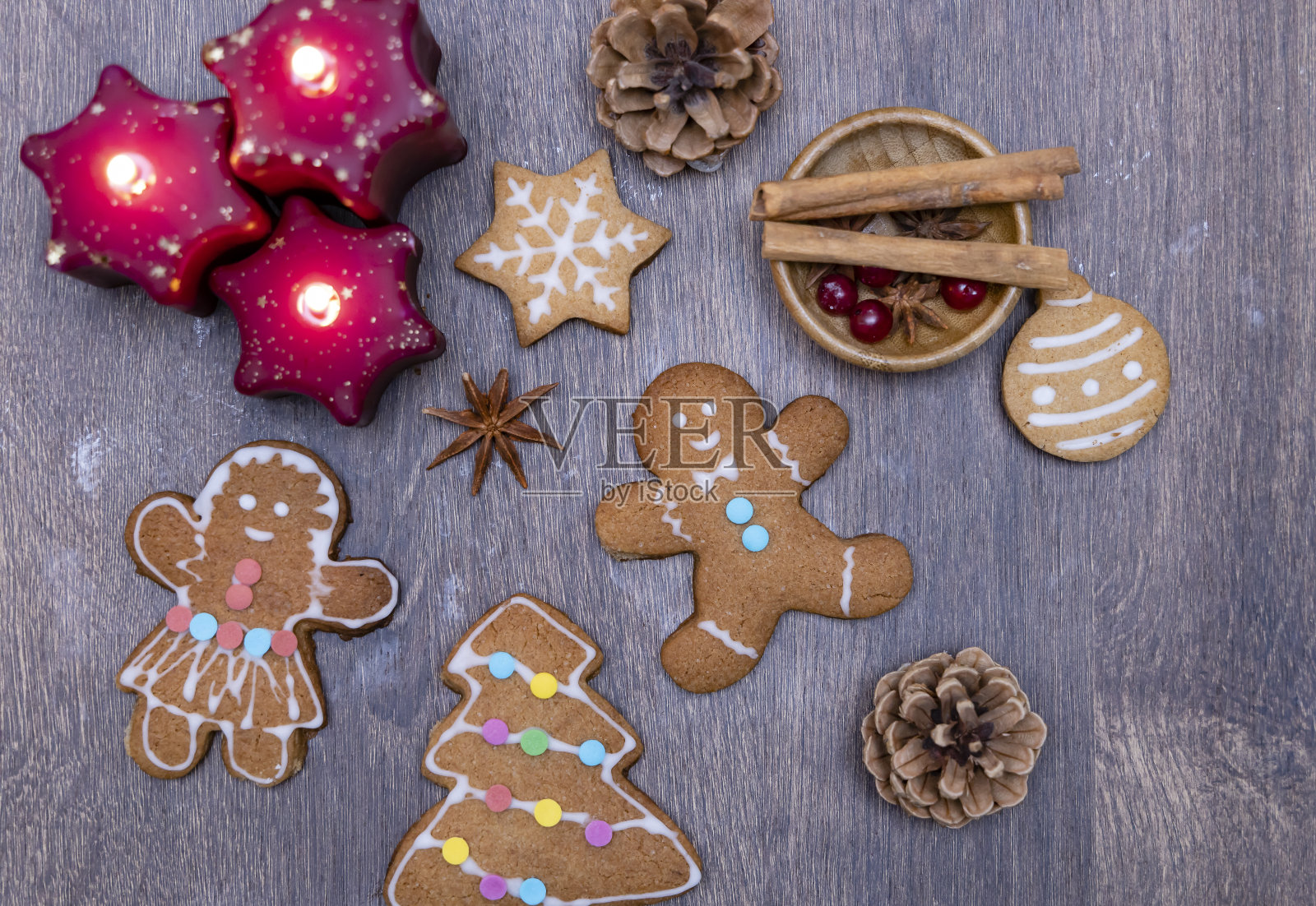 姜圣诞饼干。木头背景上的圣诞姜饼饼干。圣诞装饰照片摄影图片