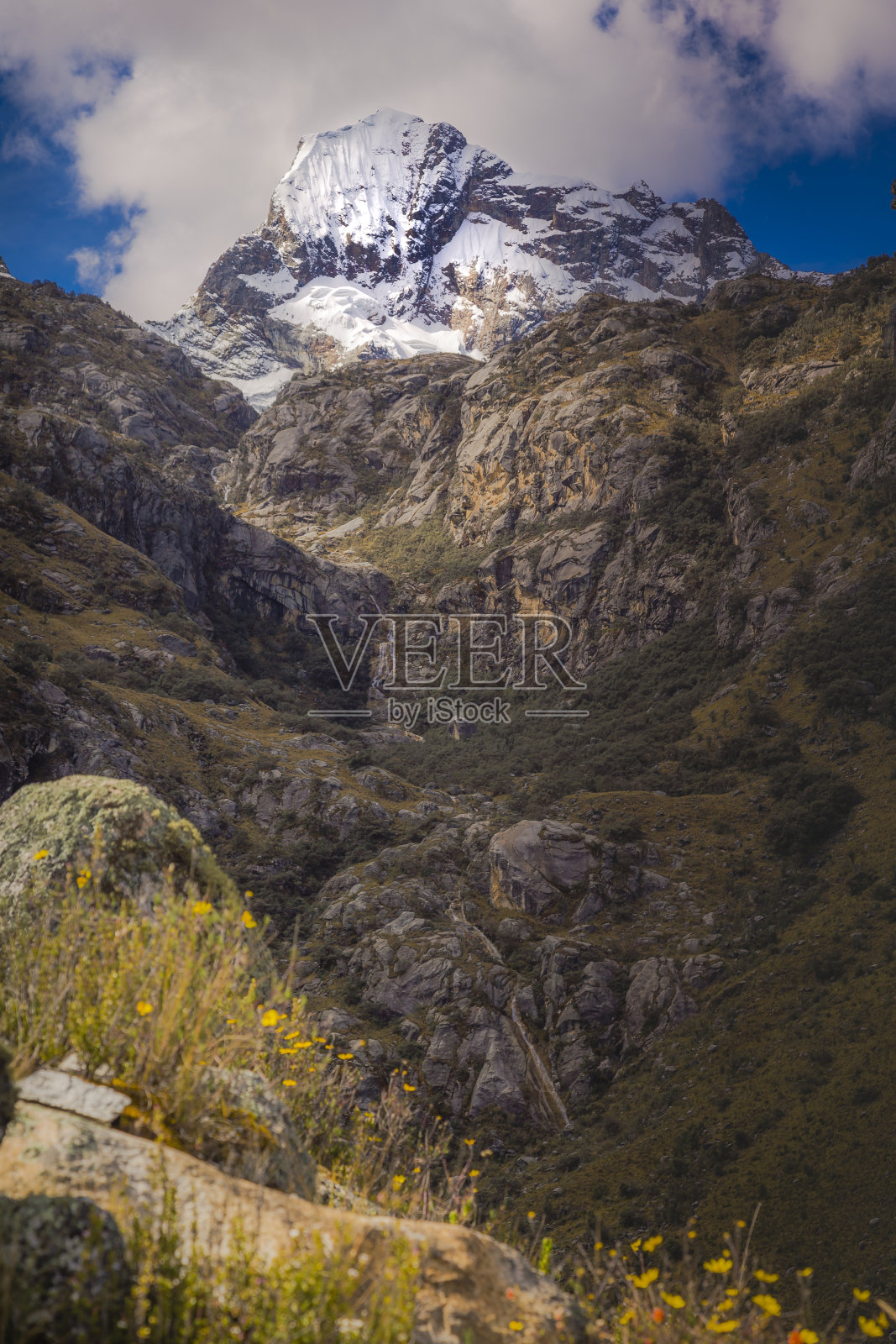 秘鲁安卡什安第斯山脉瓦拉斯附近的布兰卡山脉田园风光和草地照片摄影图片