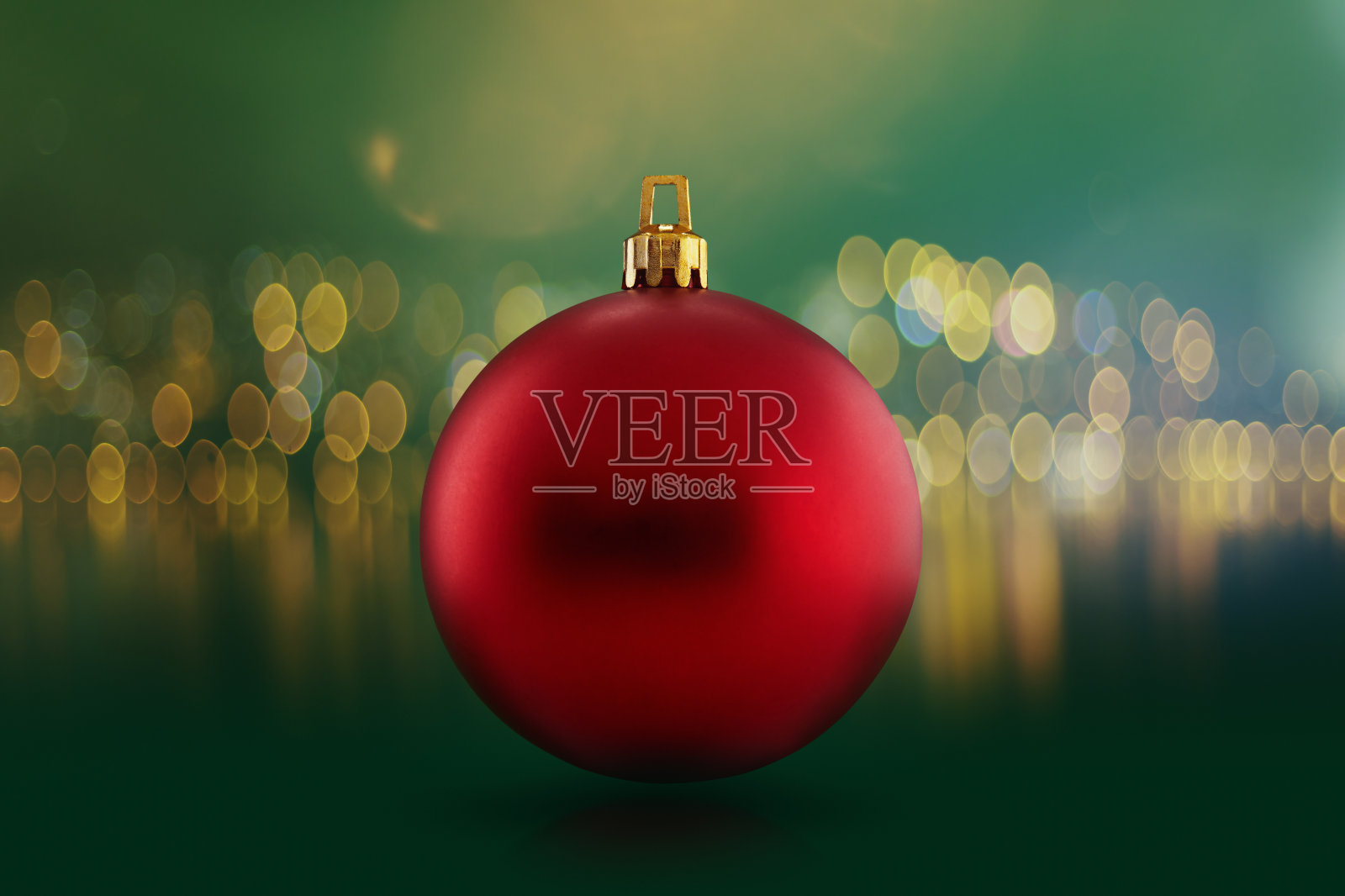 红色圣诞球与浅景深和大量的散焦球圆和反射在绿色的背景照片摄影图片