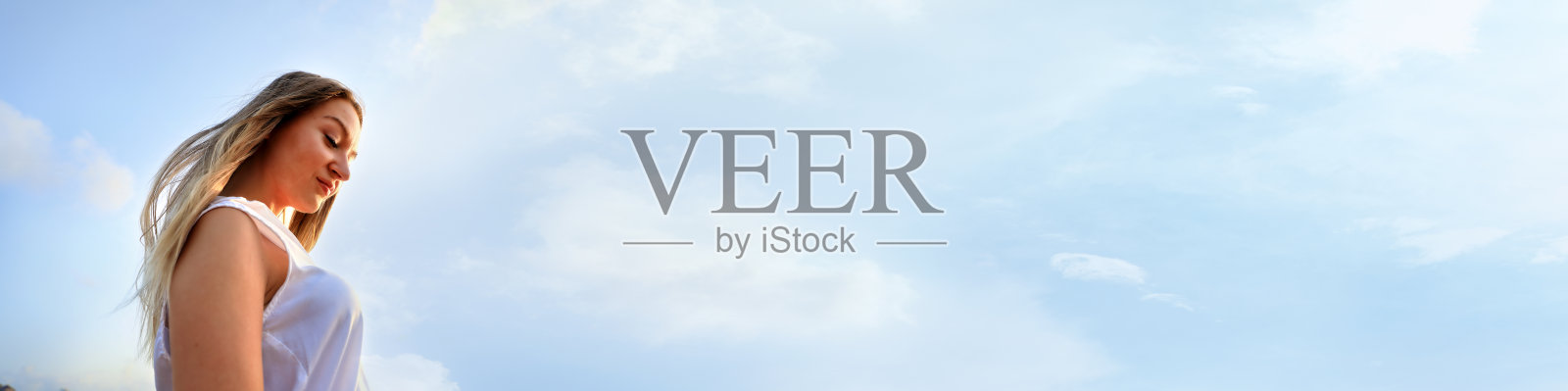 以天空和云彩为背景的年轻女子肖像照片摄影图片