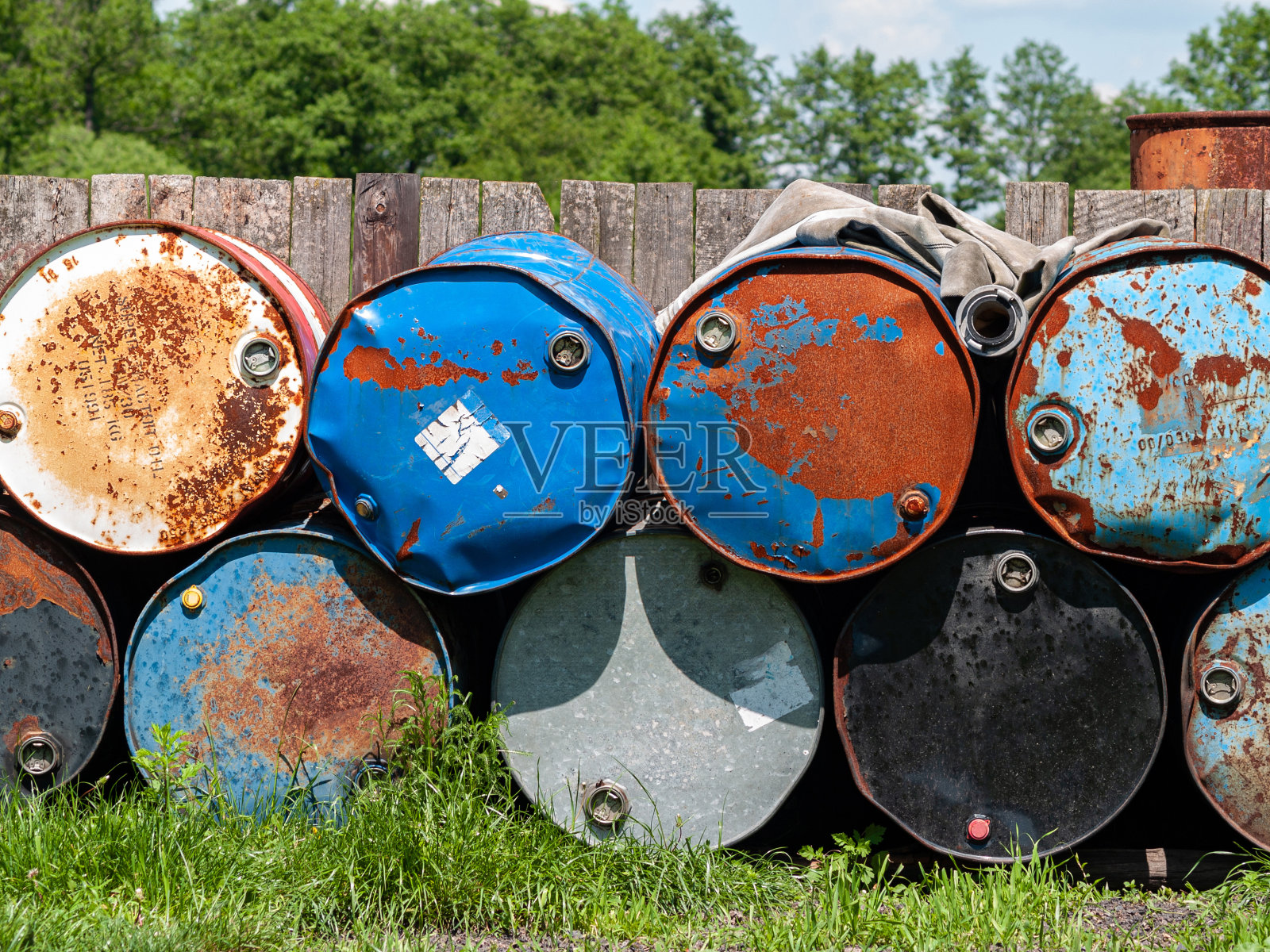 旧原油桶。照片摄影图片