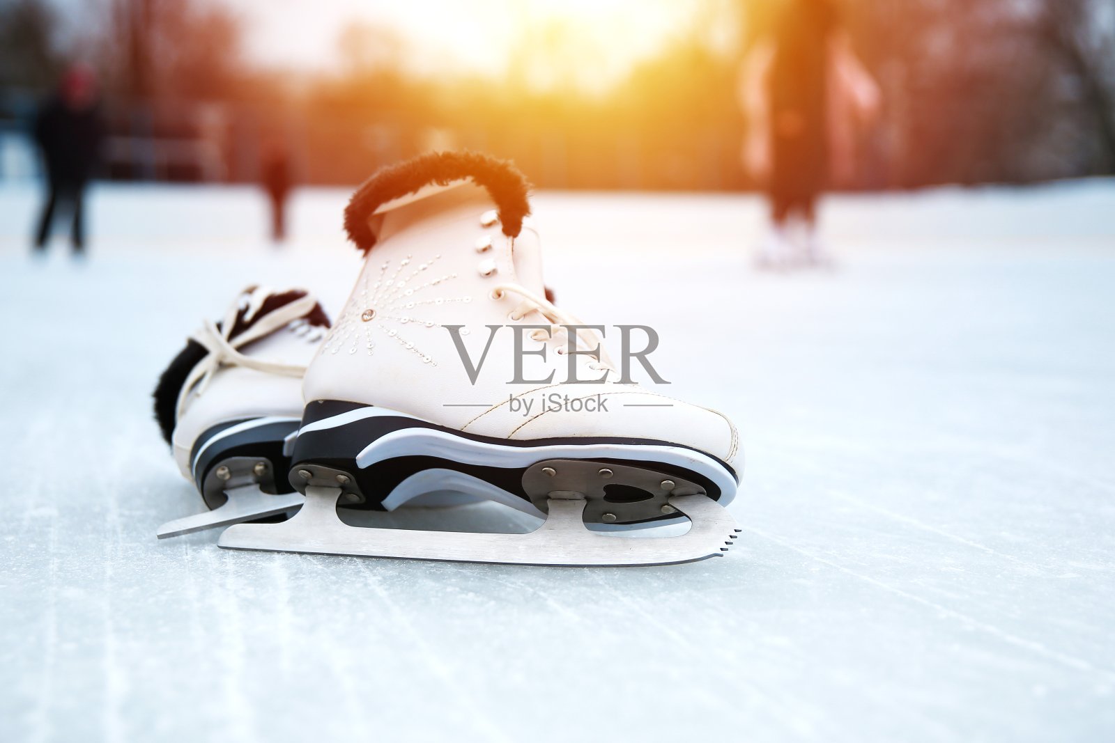 花样滑冰鞋在溜冰场上照片摄影图片