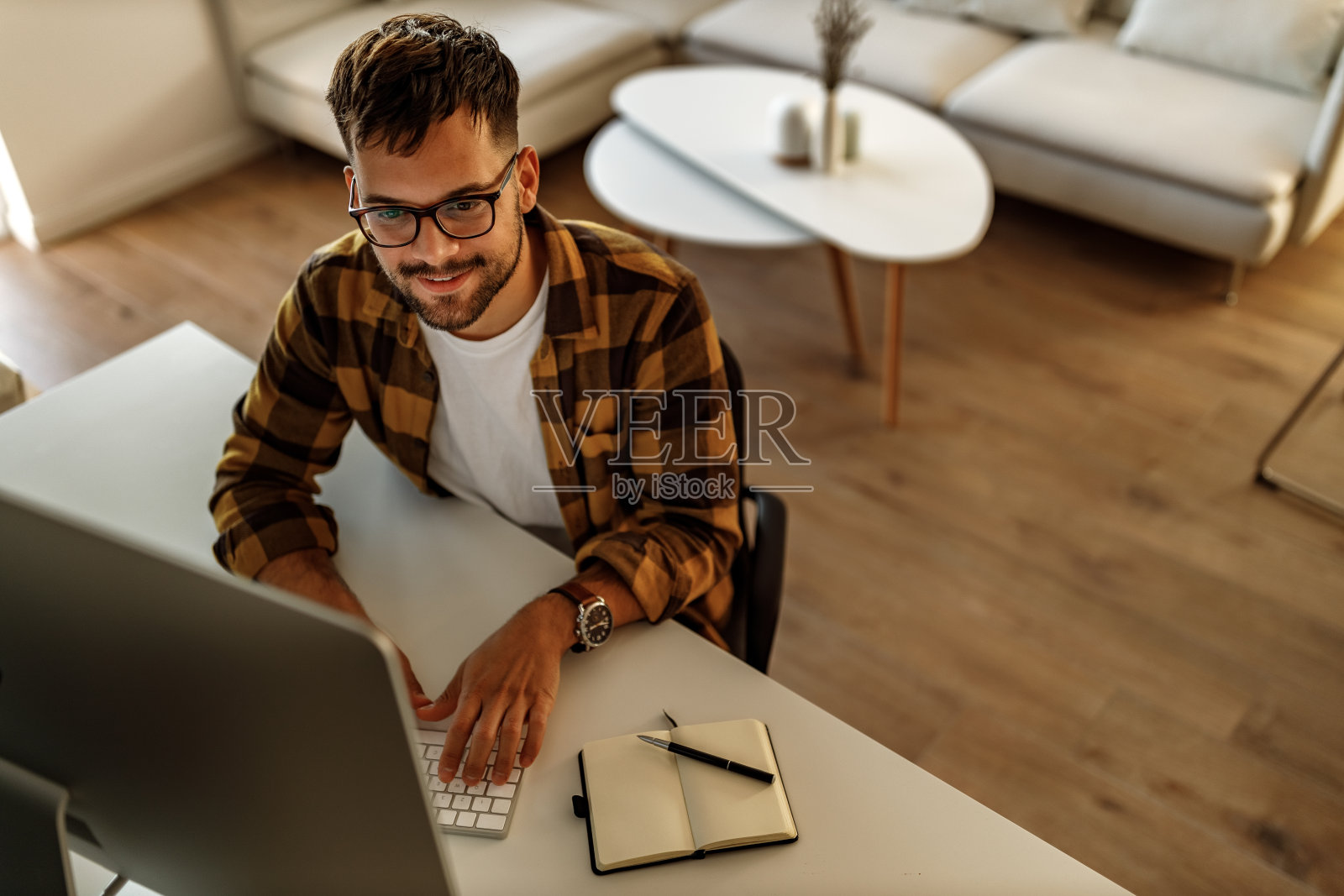 采用现代技术，大显示器。照片摄影图片