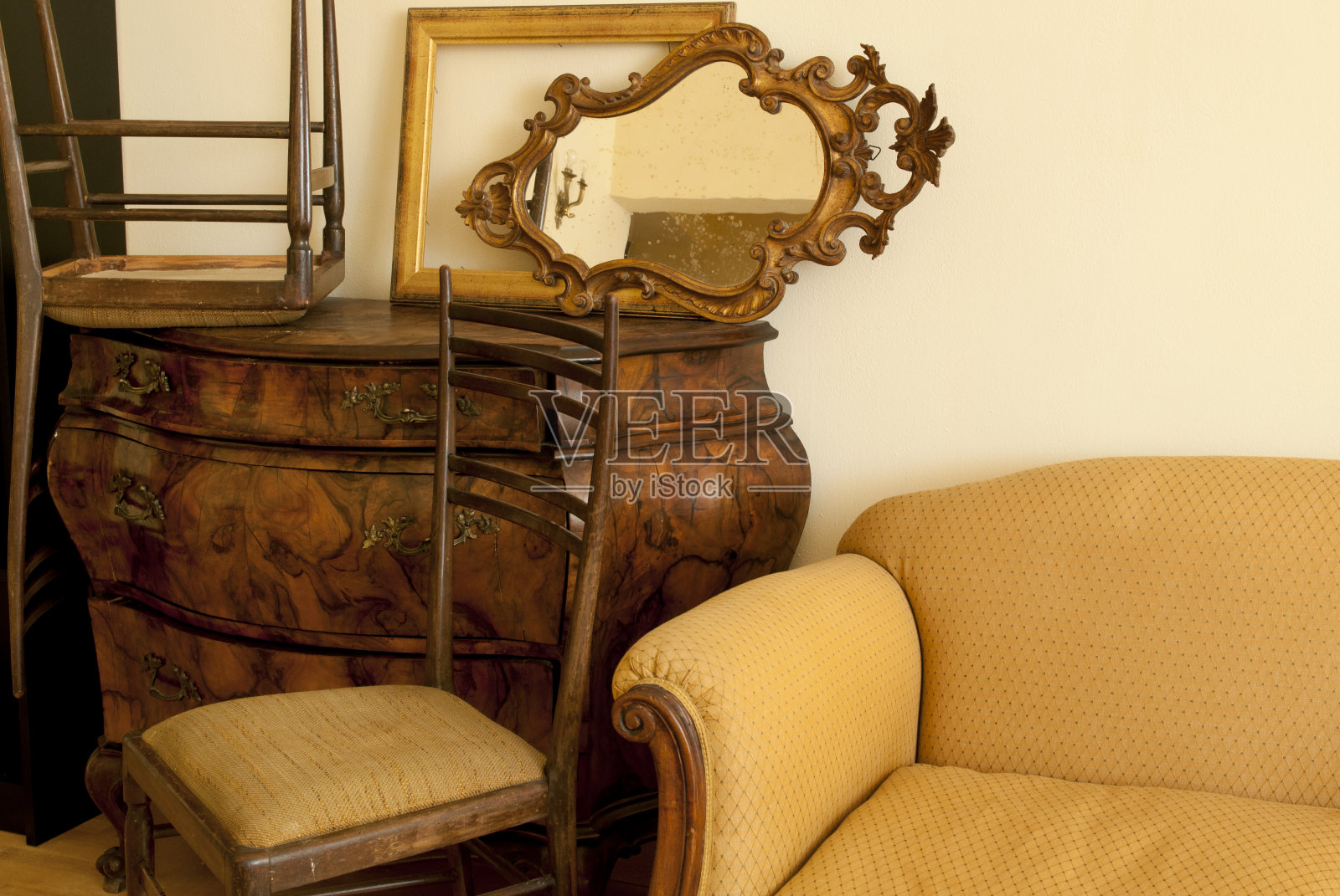 古董店的古董家具。照片摄影图片