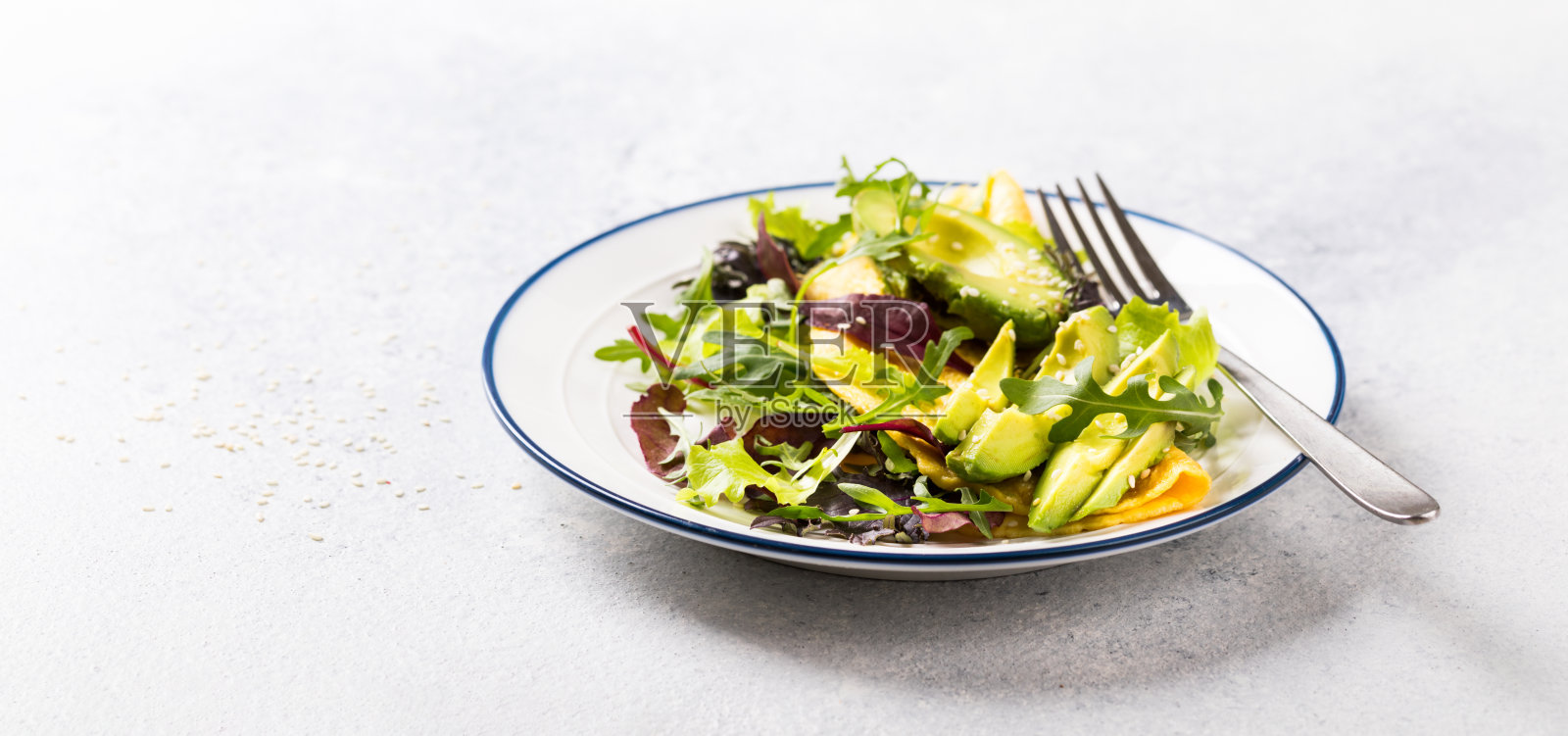 早餐绿色煎蛋卷，沙拉和鳄梨。早上吃健康食品。照片摄影图片