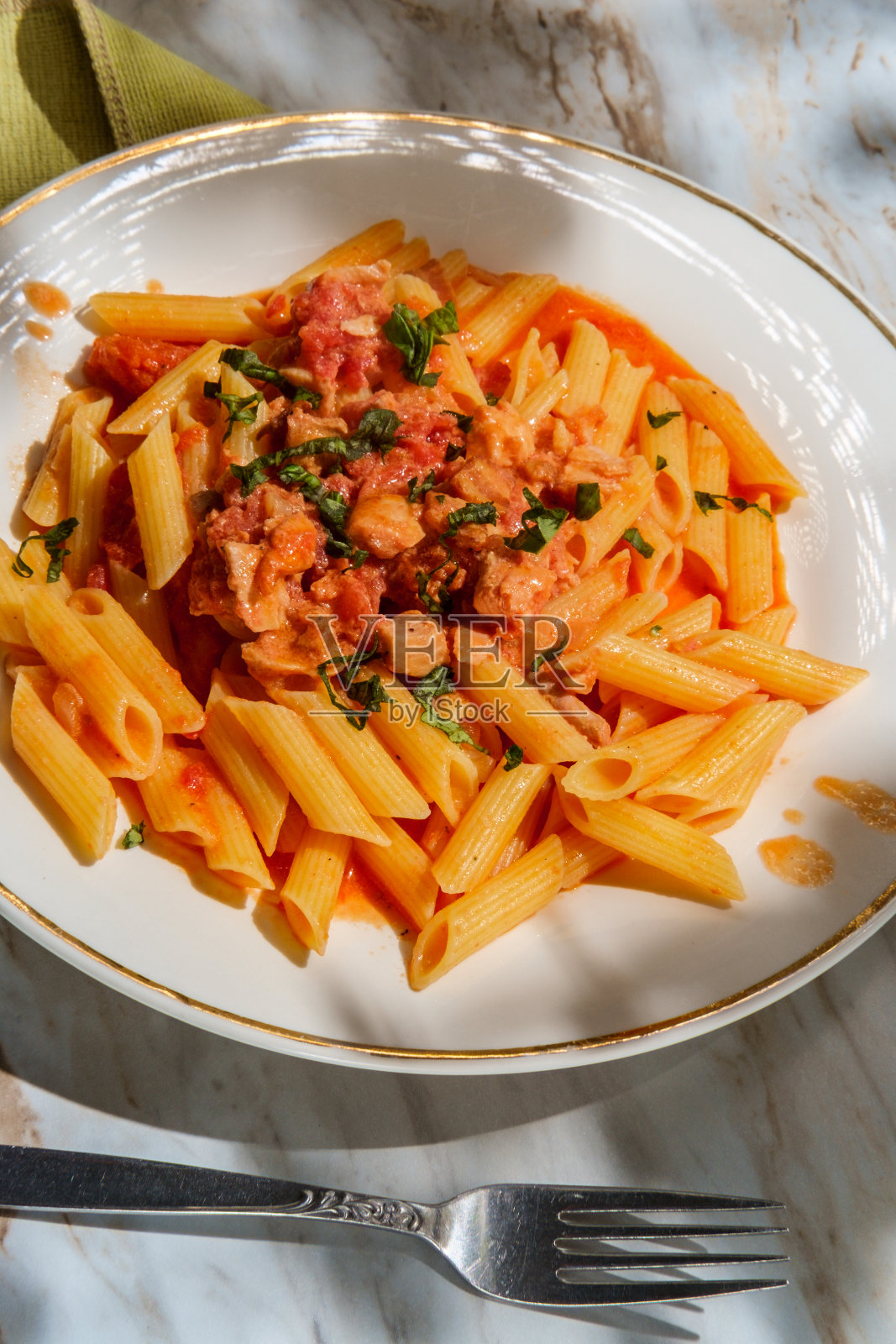 烟熏鲑鱼通心粉伏特加照片摄影图片