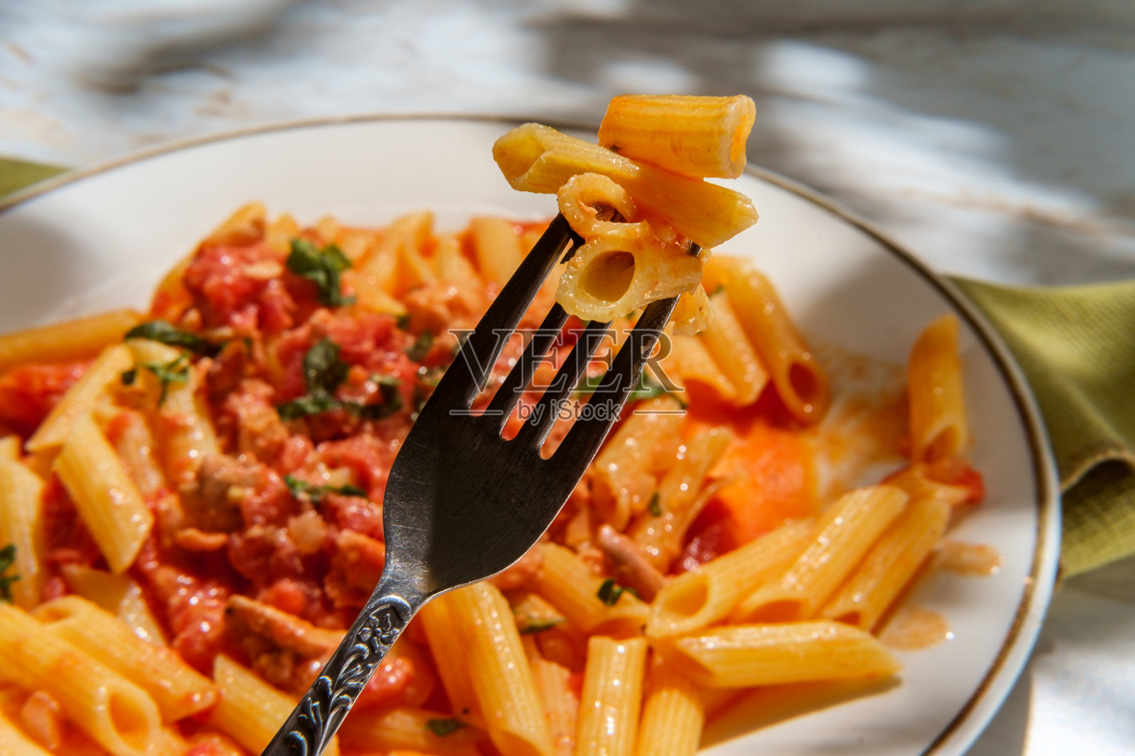 烟熏鲑鱼通心粉伏特加照片摄影图片