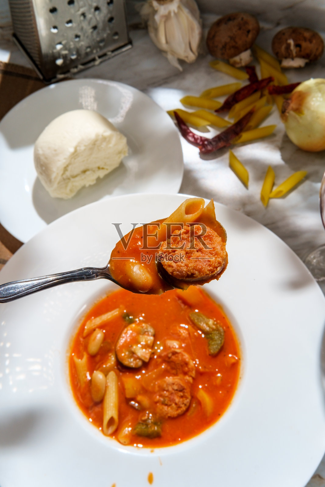 意大利奶油香肠汤照片摄影图片