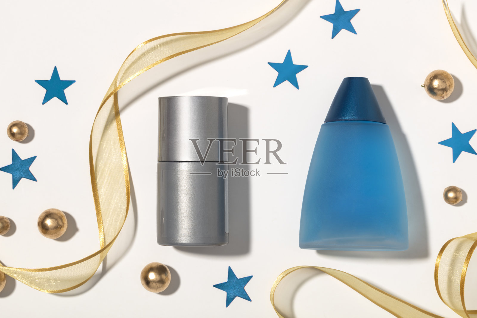 身体止汗除臭剂和沐浴露与圣诞装饰品隔离在白色背景照片摄影图片