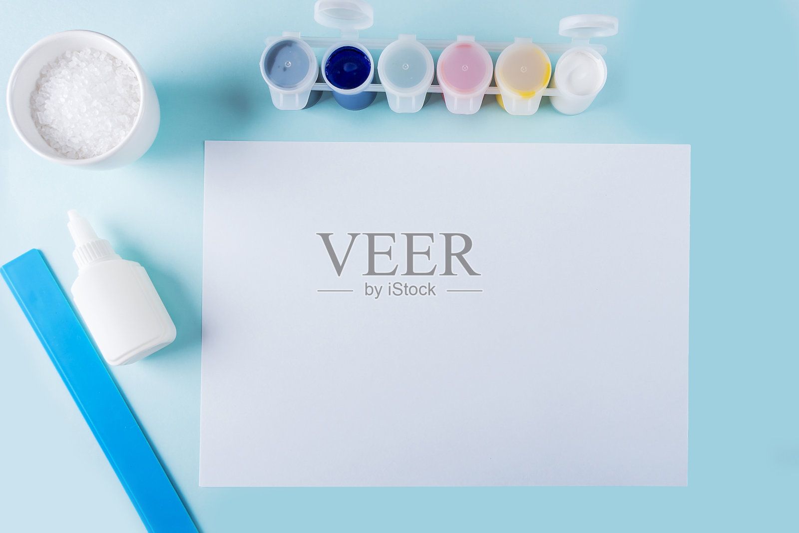 DIY的概念和孩子的创造力。一步一步讲解:如何用胶水和盐制作雪花。步骤1准备工具(胶水，盐，油漆，纸)为儿童的圣诞工艺照片摄影图片