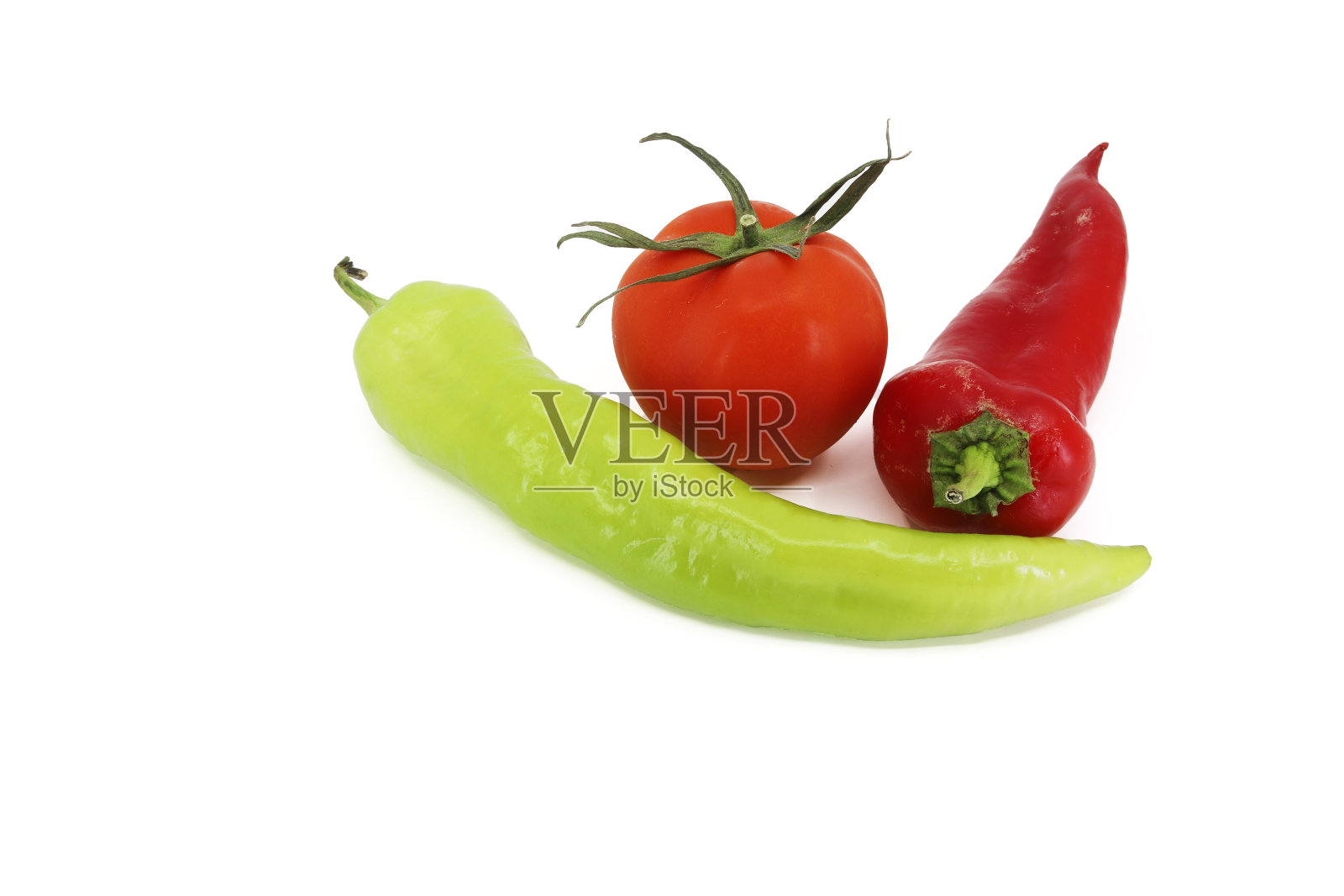 番茄，红青椒，白底照片摄影图片