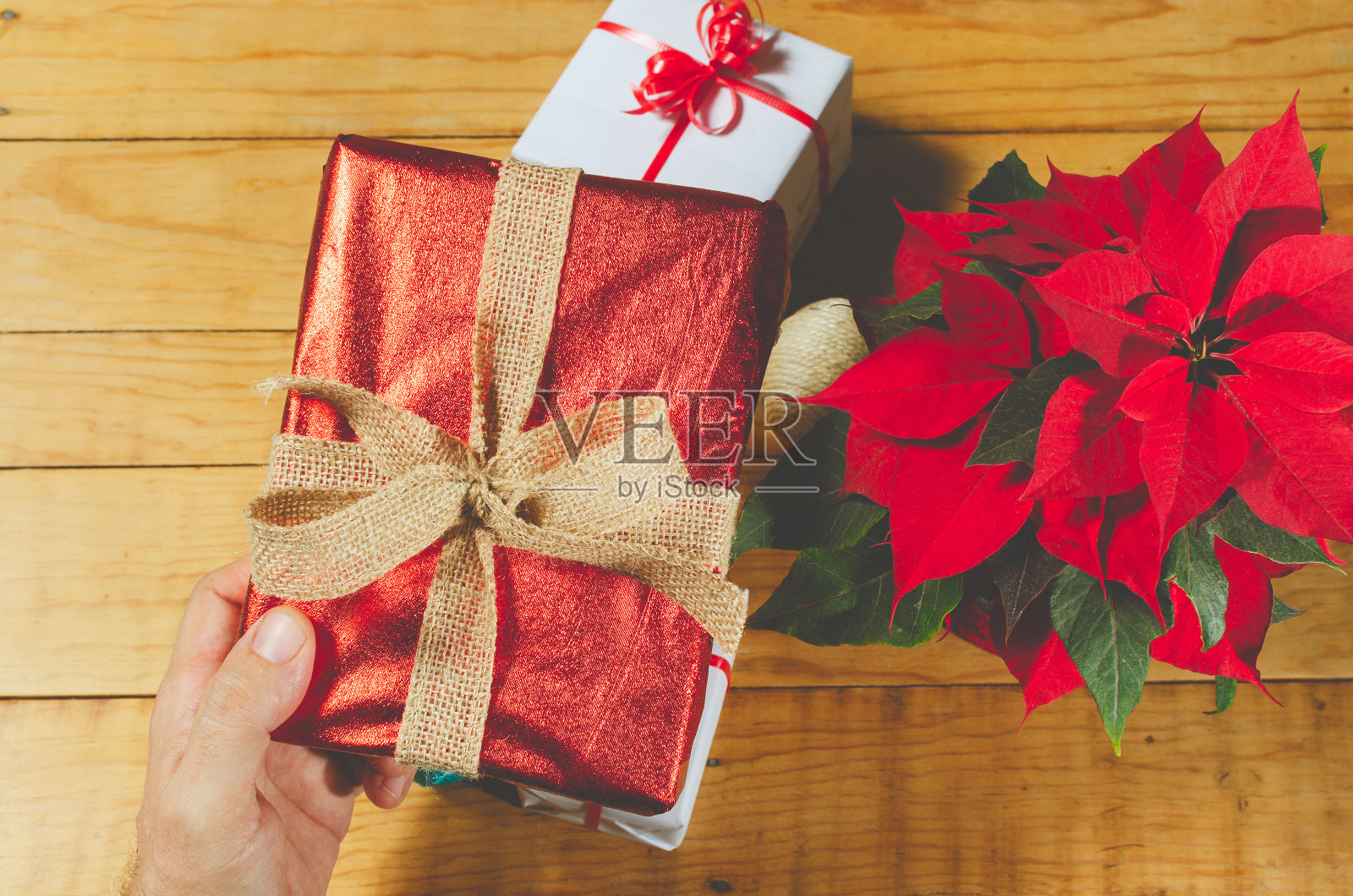 桌子上放着礼物和复活节花照片摄影图片