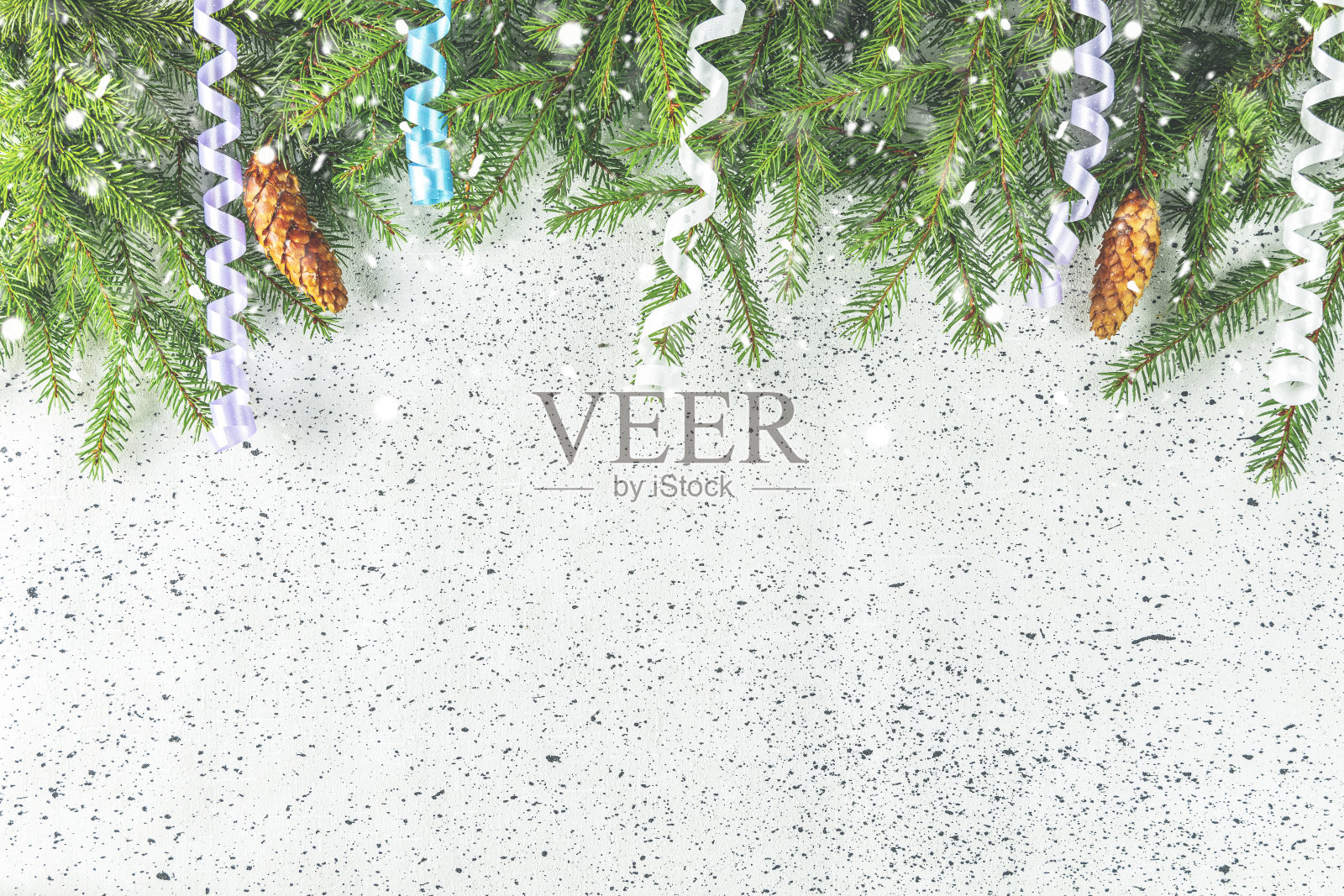 圣诞节或新年的背景与绿色冷杉树枝和球果。冬季概念，俯视图，拷贝空间照片摄影图片