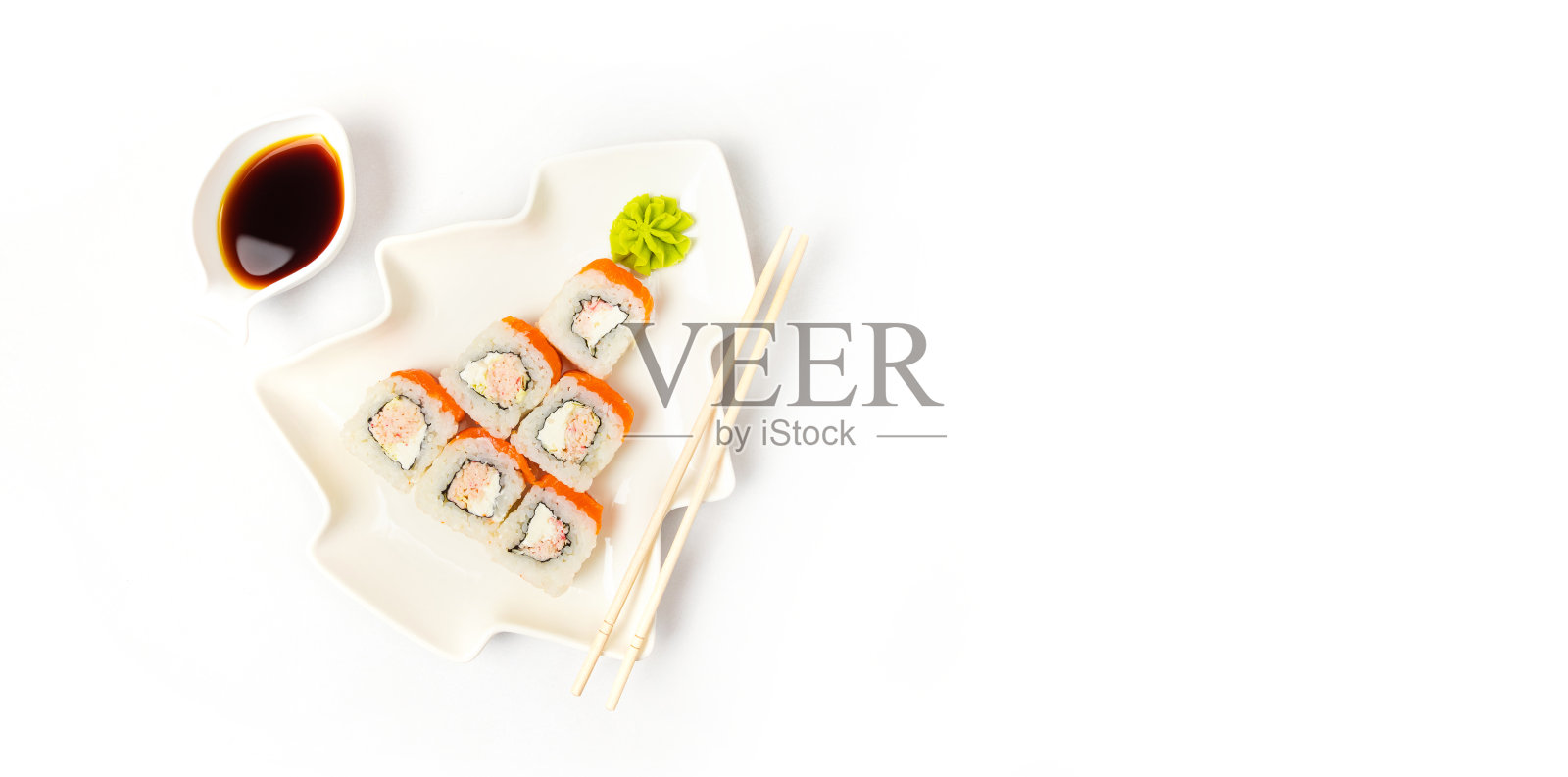 有趣的寿司可食用圣诞树，白色背景的日本餐厅创意。新年食物背景俯视图照片摄影图片