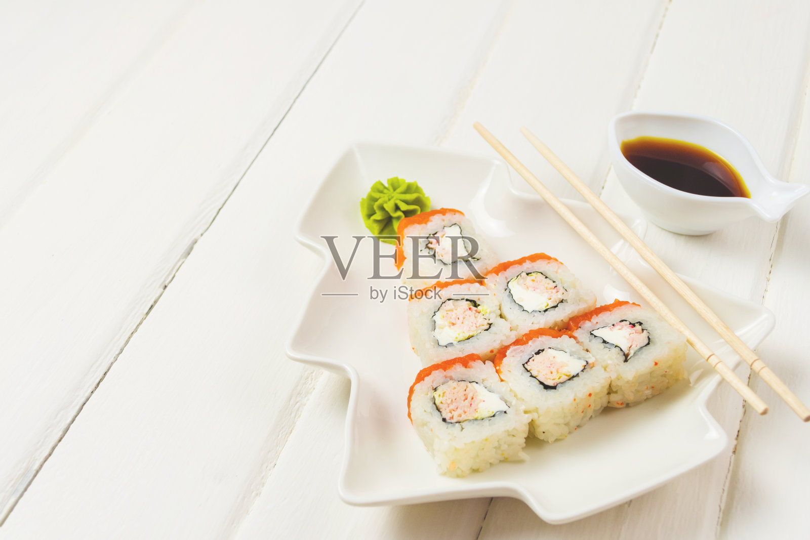 有趣的寿司可食用圣诞树，白色背景的日本餐厅创意。新年食物背景俯视图照片摄影图片