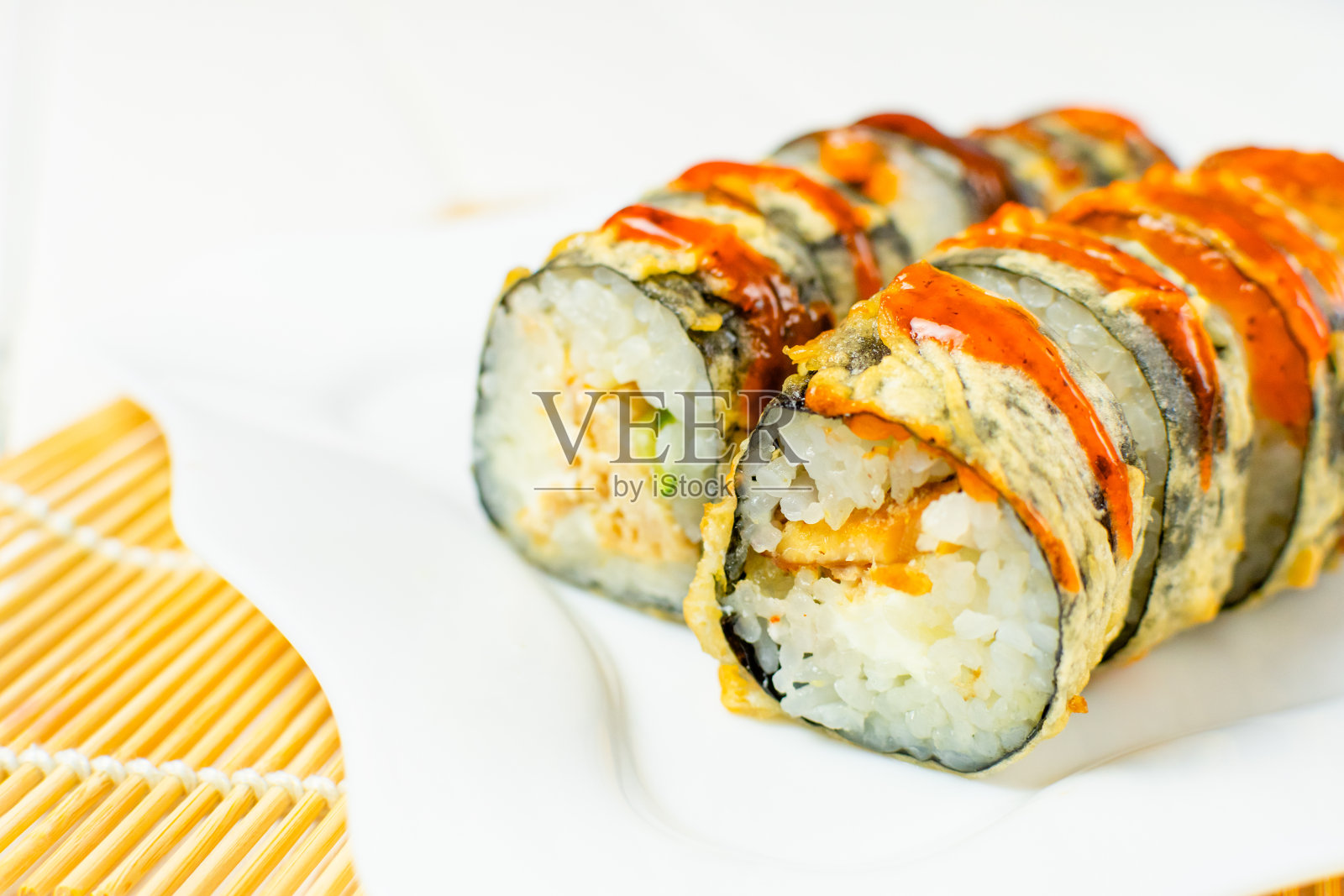 有趣的寿司可食用圣诞树，白色背景的日本餐厅创意。新年食物背景俯视图照片摄影图片