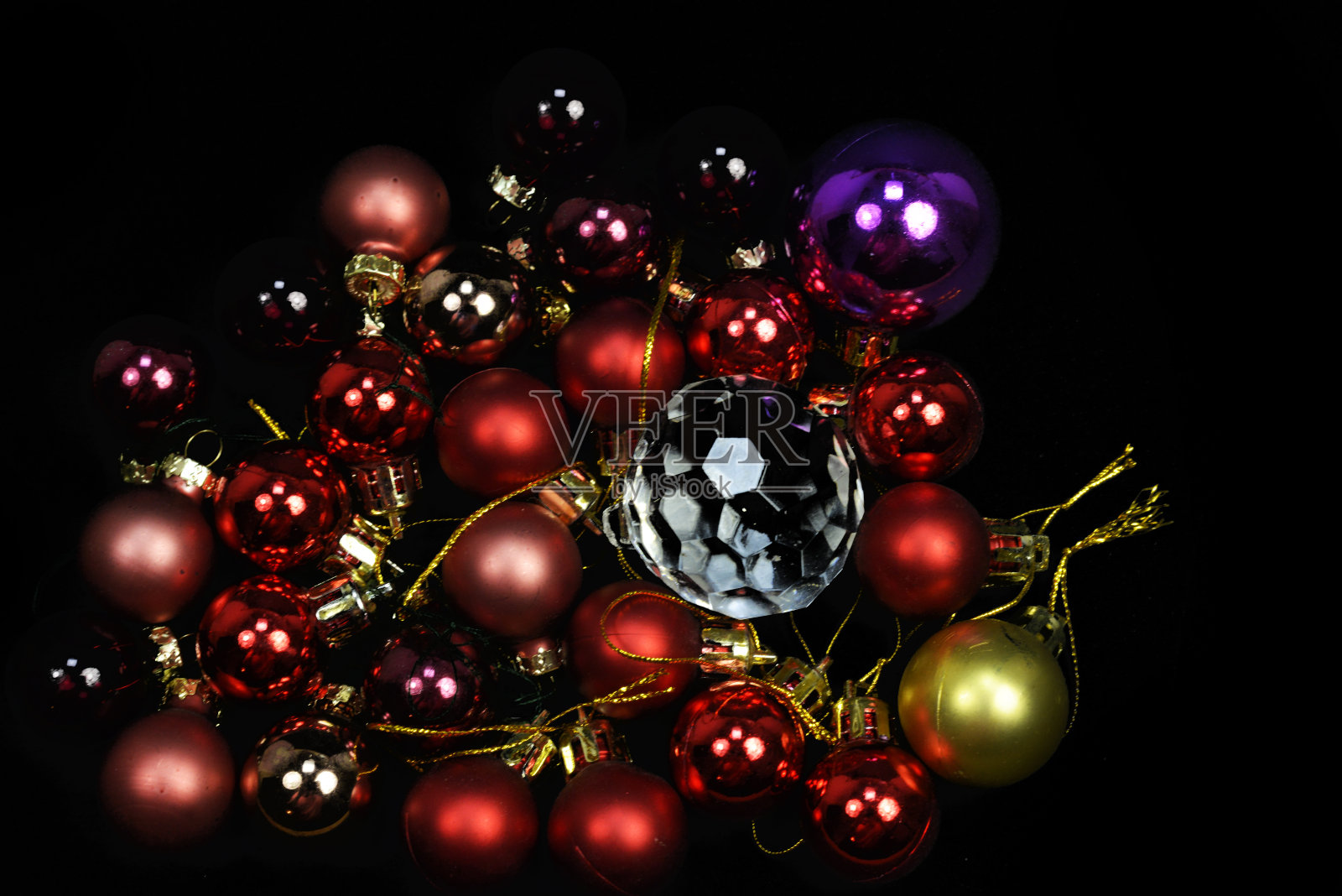 一堆彩色闪亮的圣诞球和一颗钻石照片摄影图片