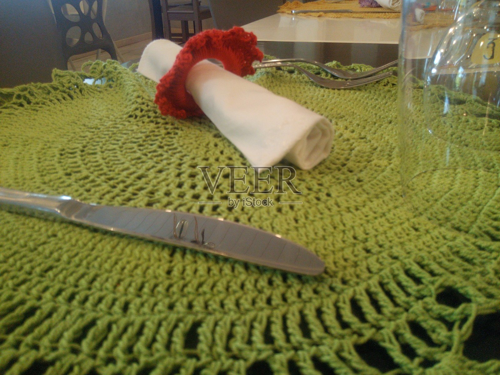 在传统餐馆里用钩针编织桌布照片摄影图片