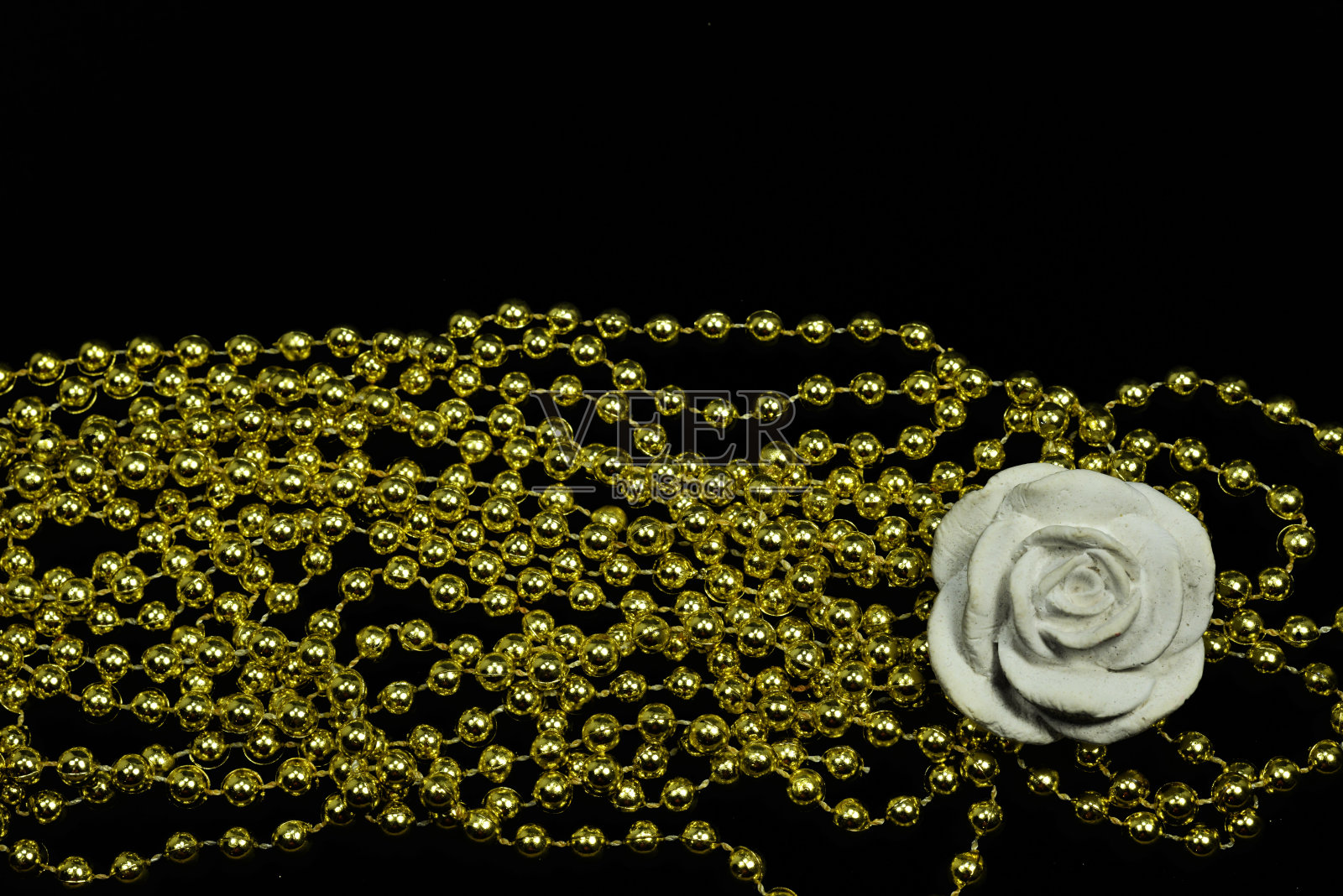 金链框配白玫瑰照片摄影图片