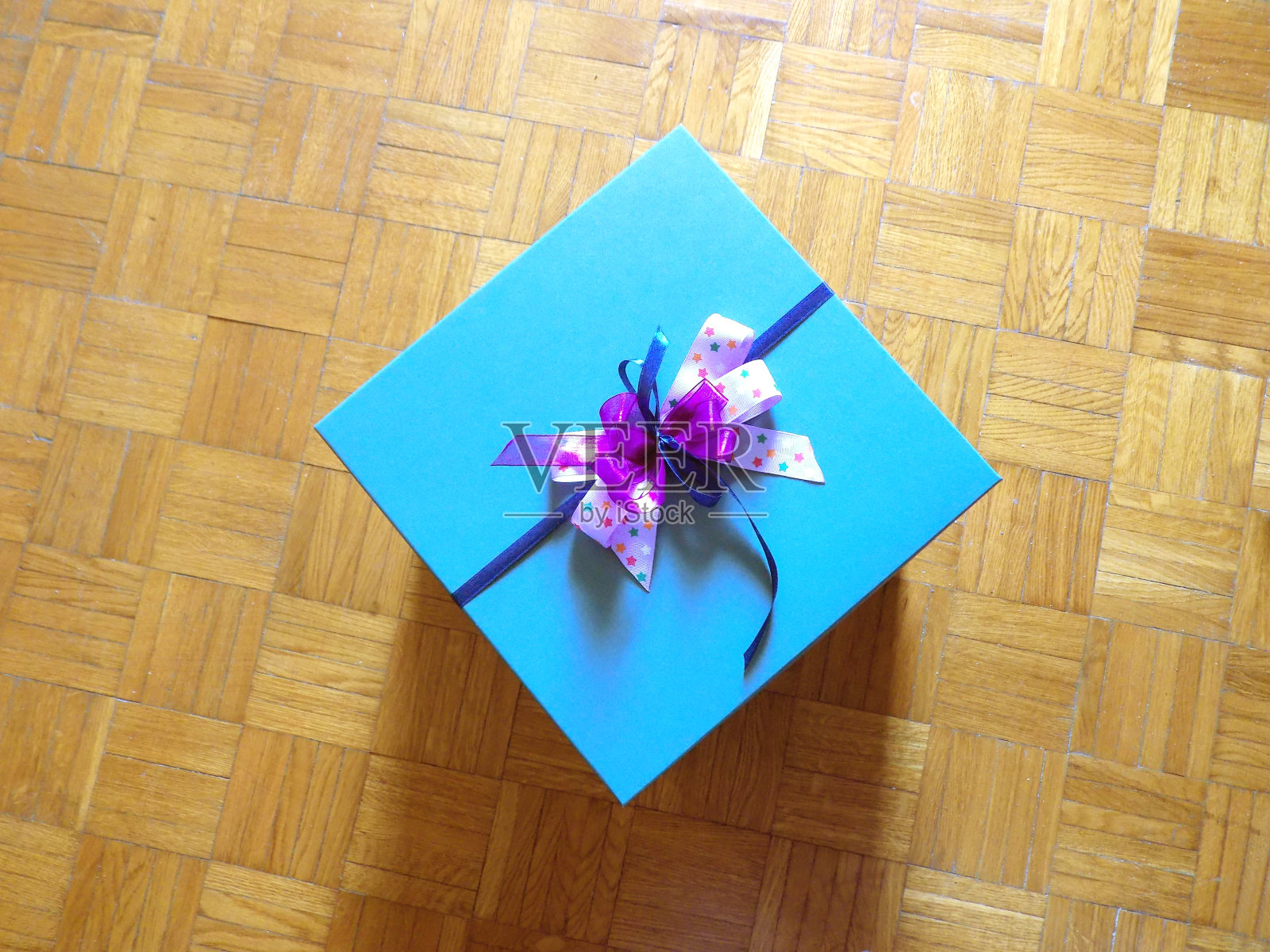 带彩色蝴蝶结的大礼盒照片摄影图片