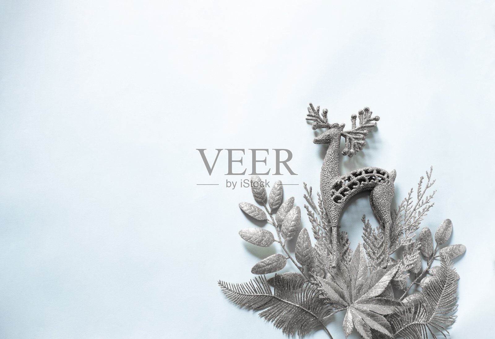 圣诞背景与银色的树叶和驯鹿的装饰品照片摄影图片