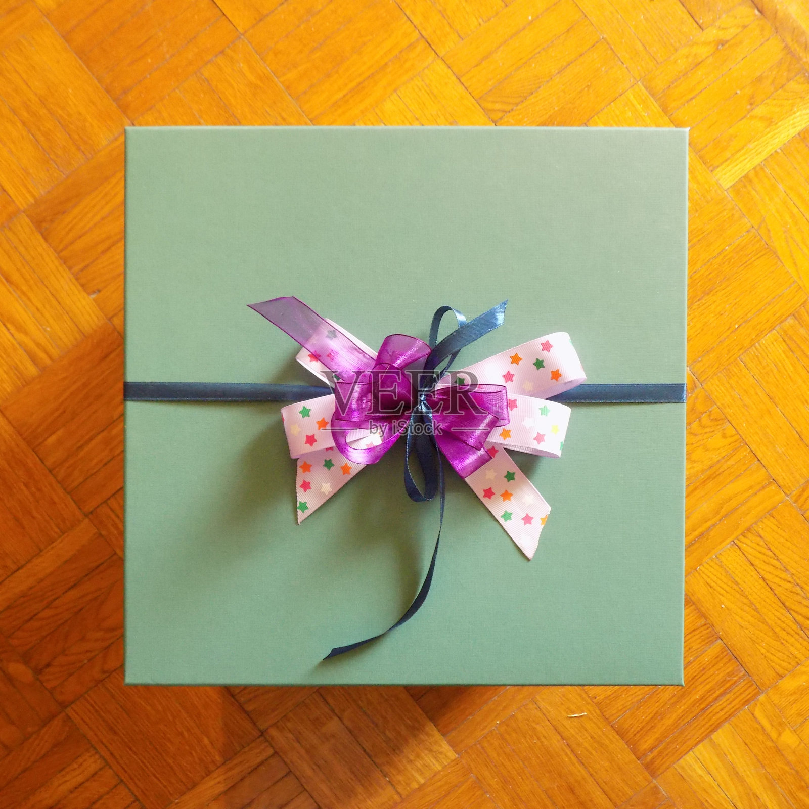 带彩色蝴蝶结的大礼盒照片摄影图片
