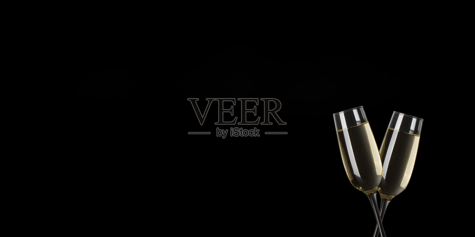 圣诞背景，黑色背景上的香槟杯。新年的概念，想法，纹理的设计照片摄影图片