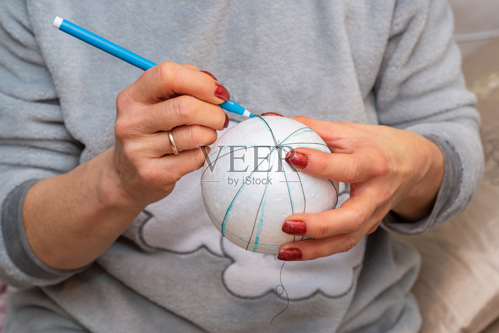 拿着泡沫塑料做装饰的女人照片摄影图片