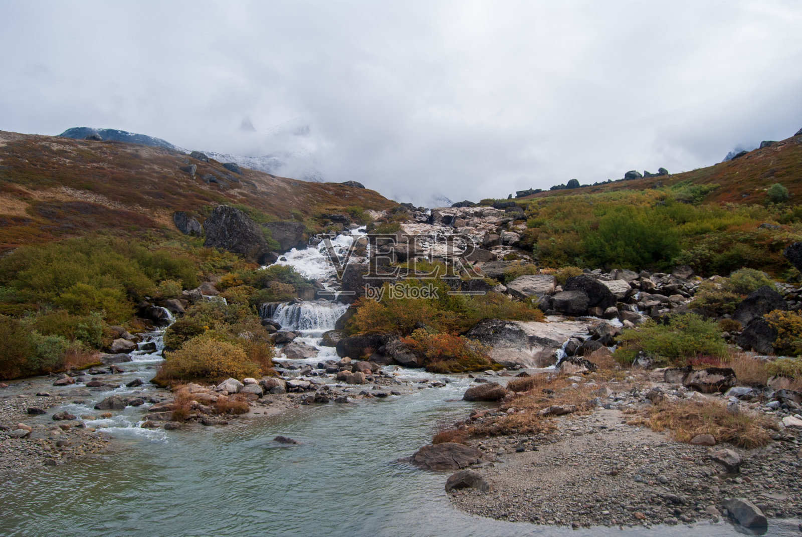 流入塔瑟缪特峡湾的河流照片摄影图片