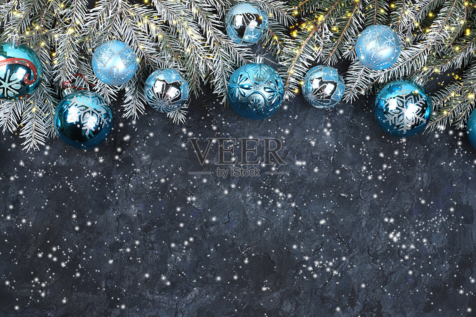 圣诞背景和新年概念，冬季横幅，抽象散焦黑色垃圾背景与装饰在雪，背景图像的广告空间的文字照片摄影图片