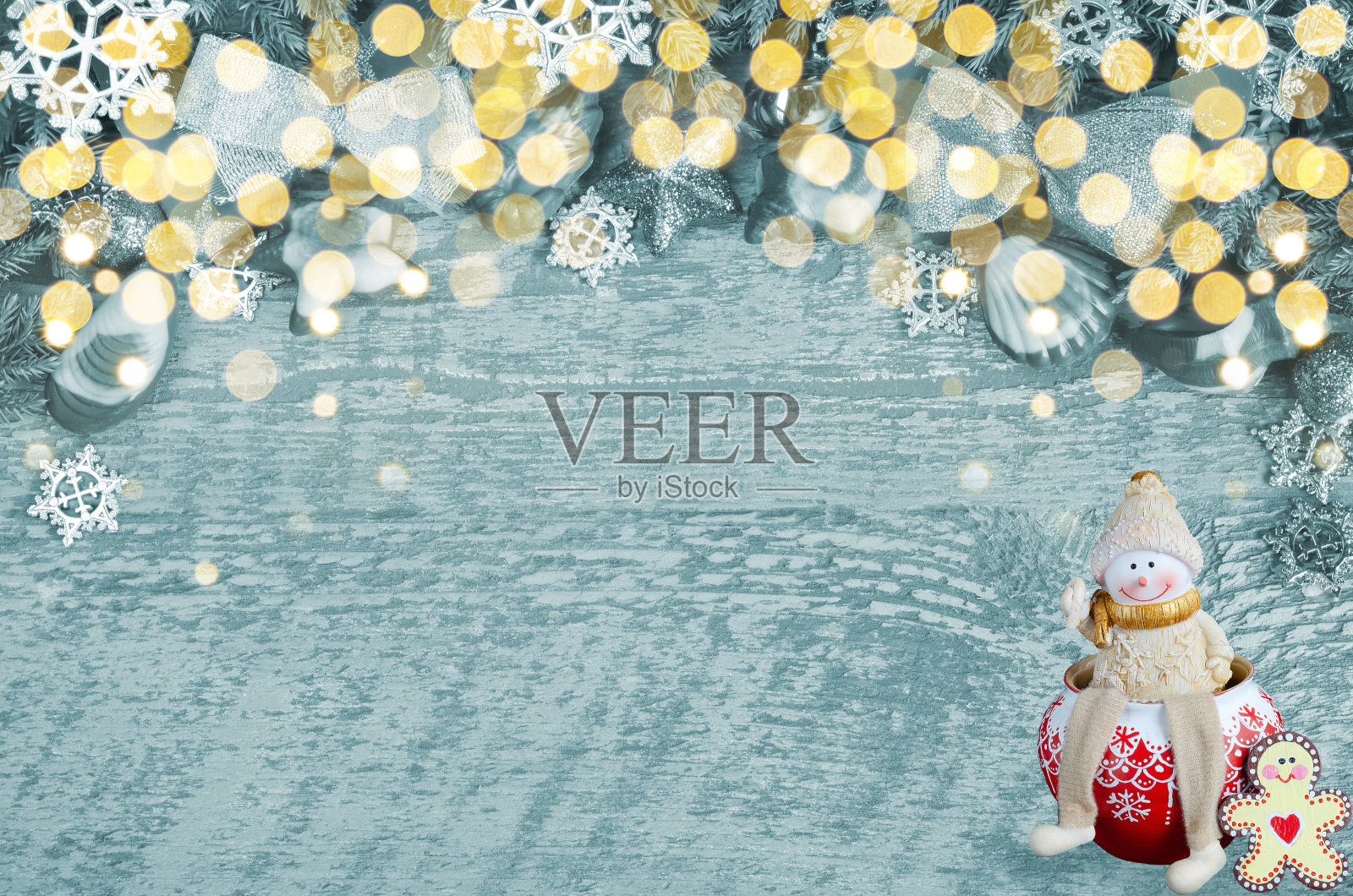 圣诞节的背景与散景。有趣的玩具雪人照片摄影图片