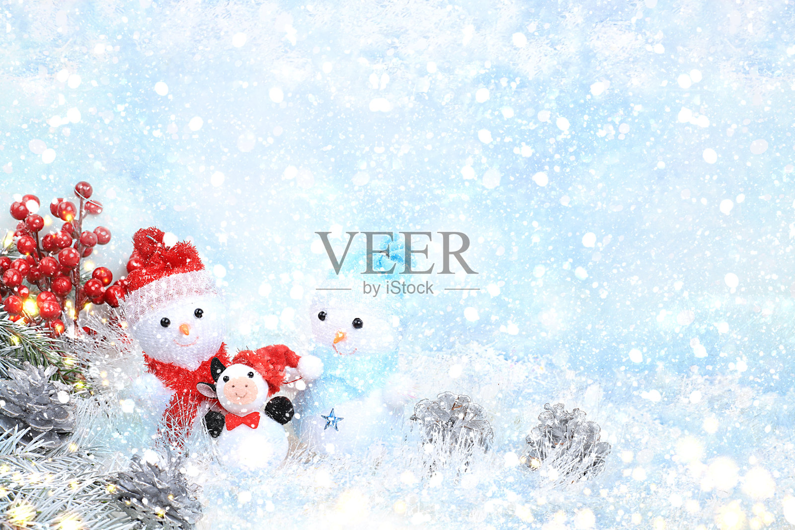 新年背景和新年概念，美丽的节日装饰和雪人轻散焦雪背景，明信片，照片摄影图片