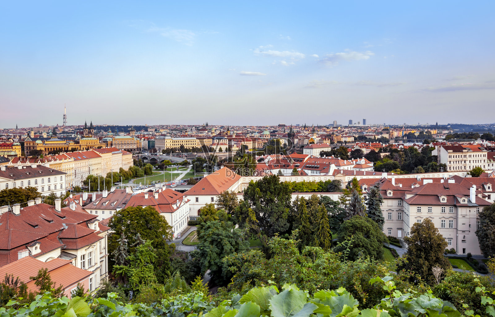 从空中或岩石俯瞰捷克共和国历史名城布拉格照片摄影图片