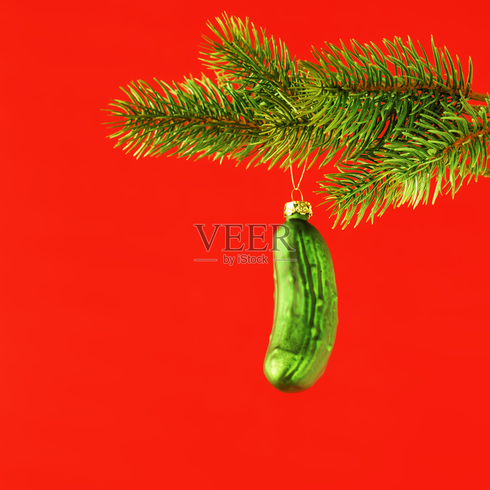 典型的圣诞小黄瓜装饰照片摄影图片