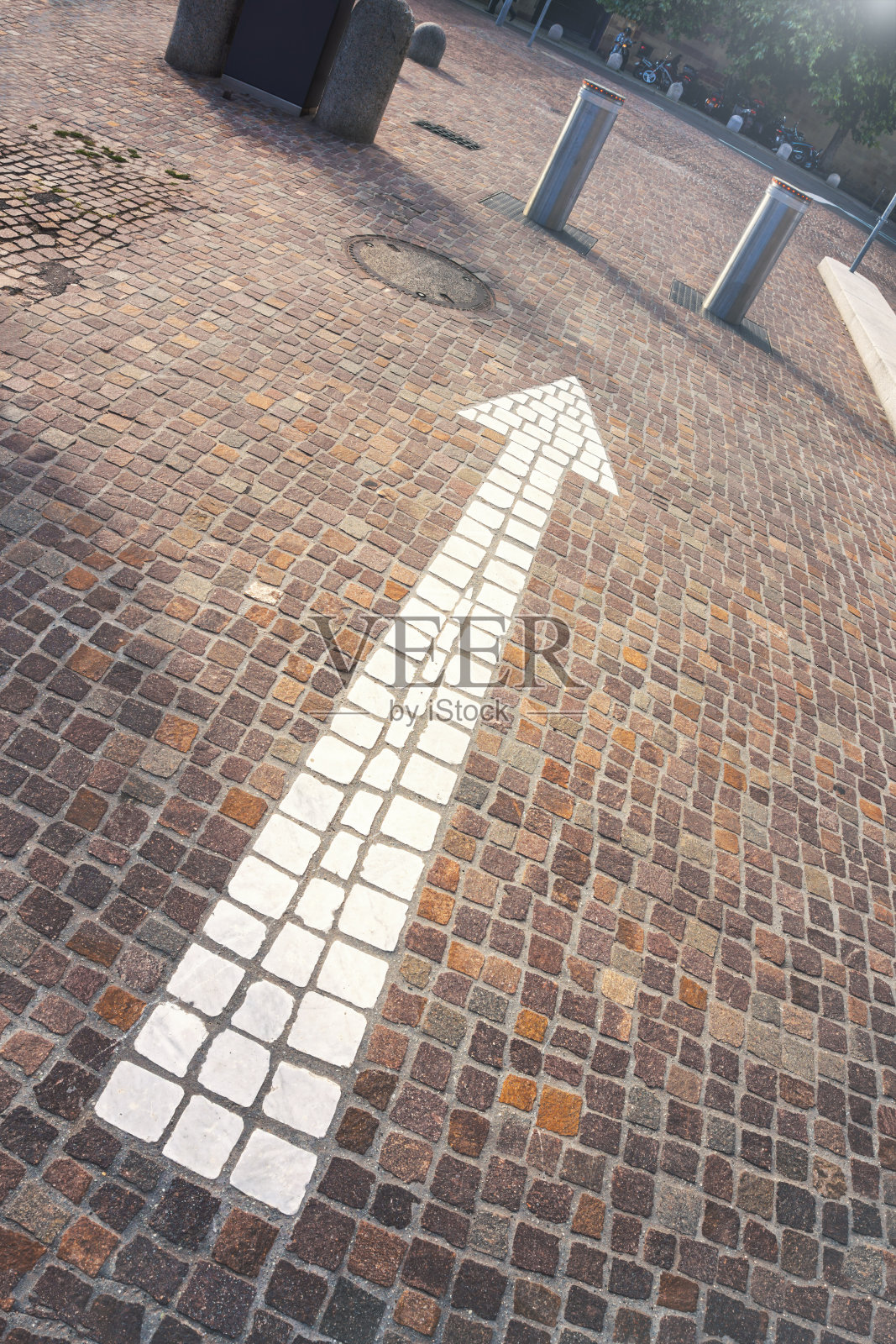 白色鹅卵石箭头照片摄影图片