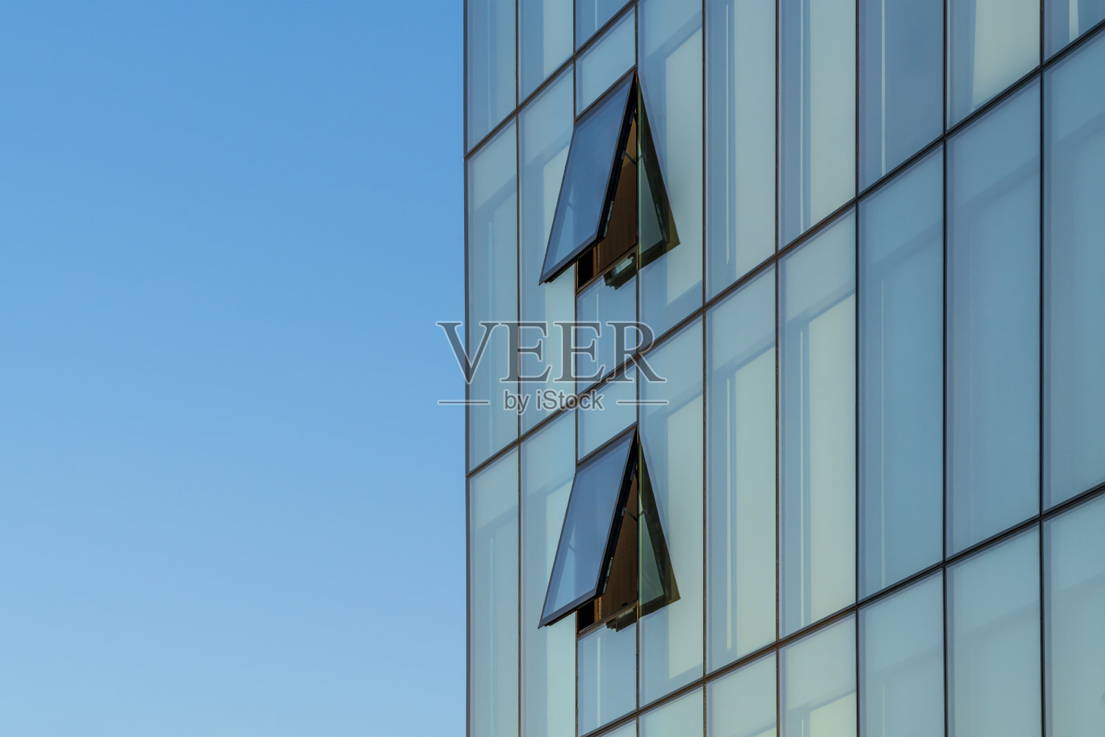 现代建筑的玻璃立面和开着的窗户照片摄影图片