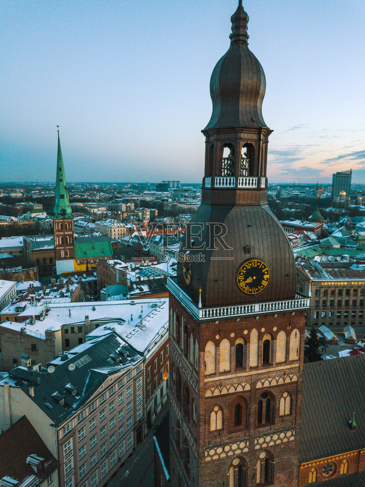 老城里加市景初雪，清晨日出照片摄影图片