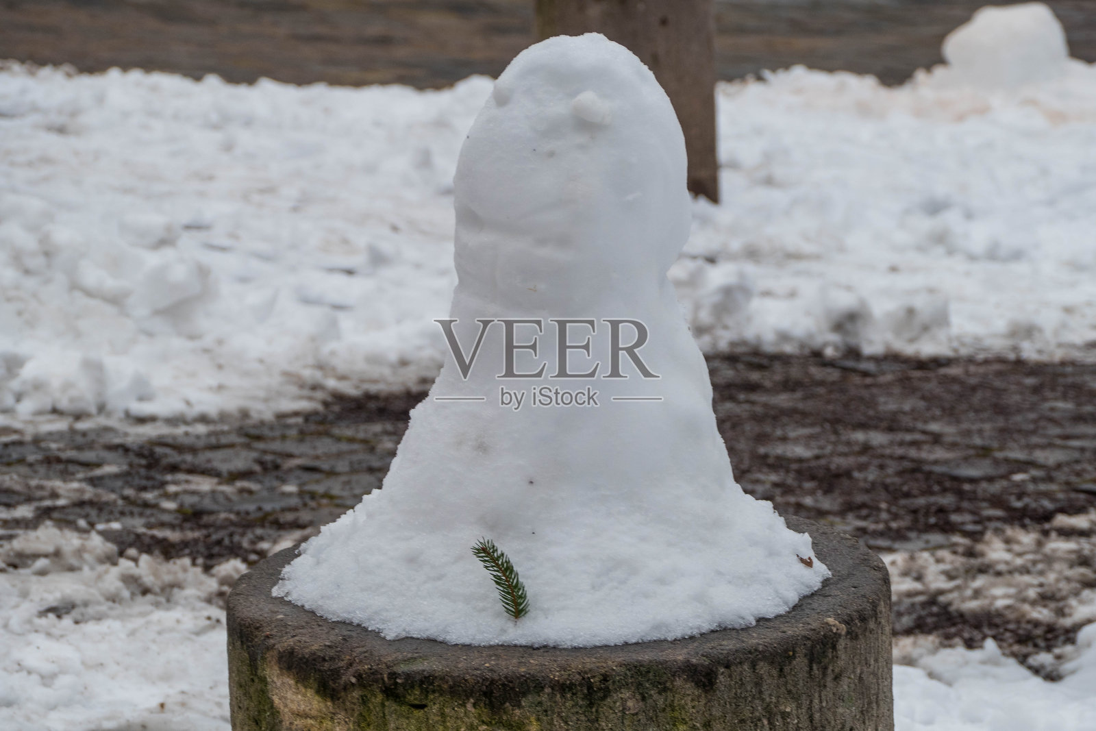 城里有趣的小雪人照片摄影图片