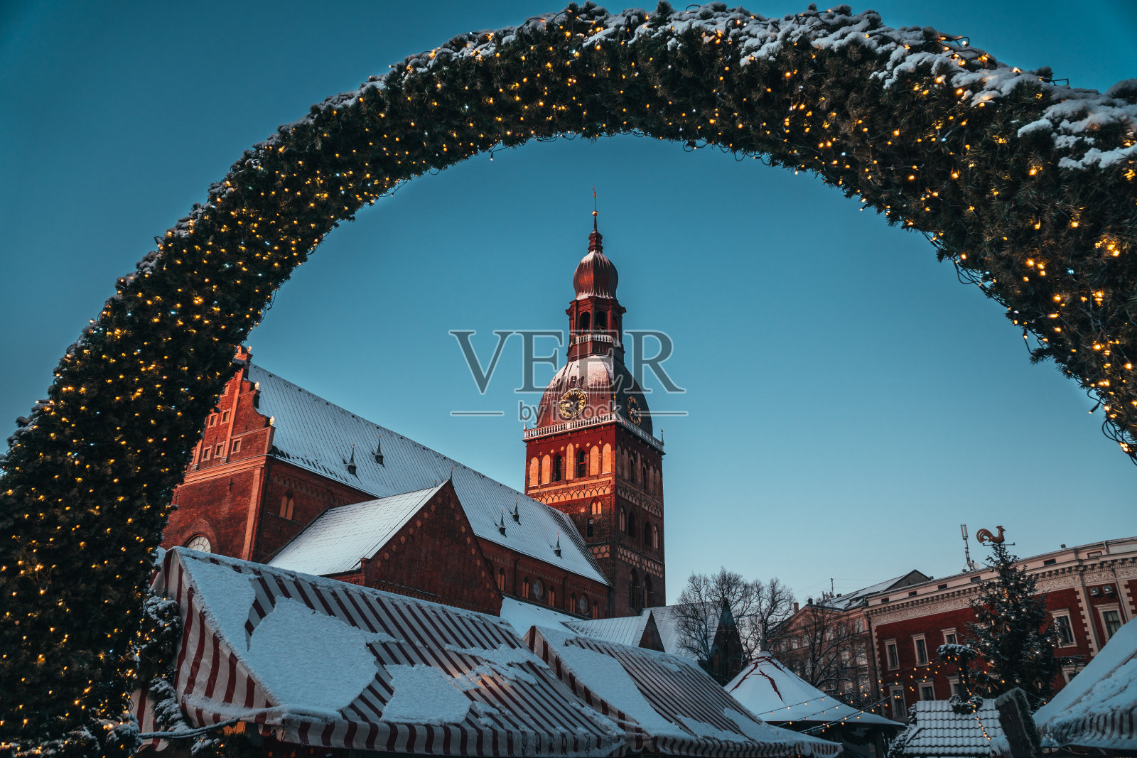 里加老城，市中心圣诞集市装饰照片摄影图片