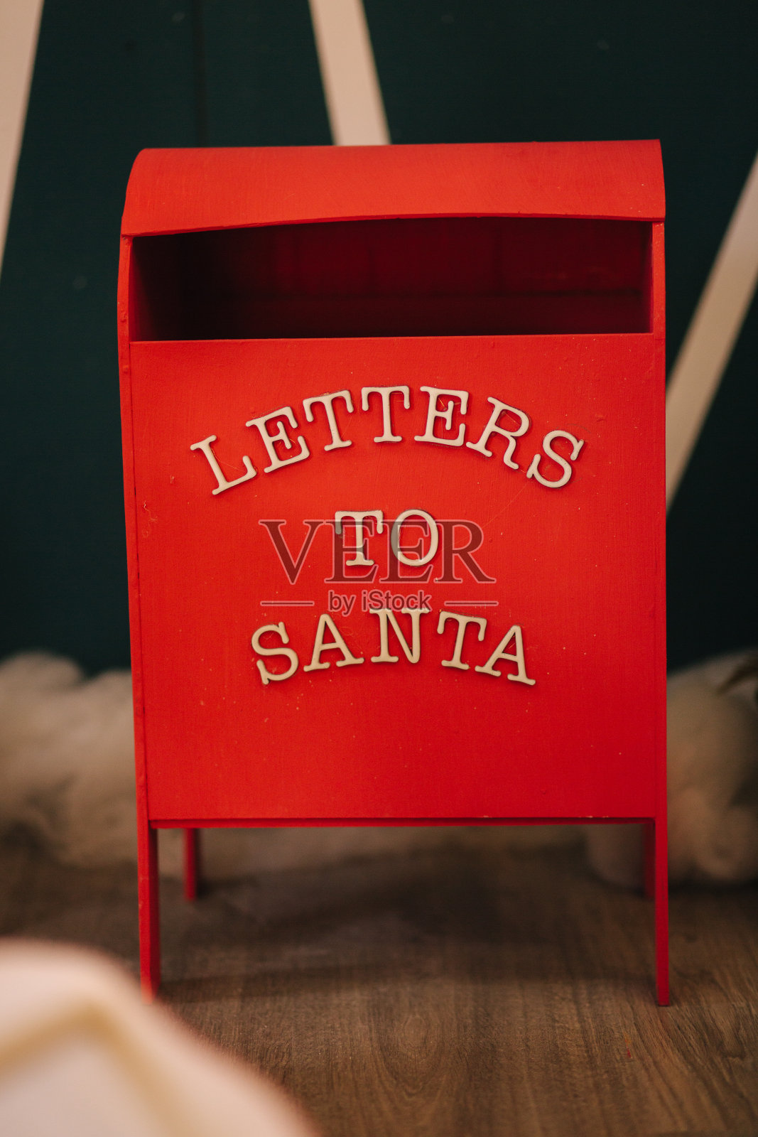 给圣诞老人写信的红盒子。圣诞节的装饰。新年的概念照片摄影图片