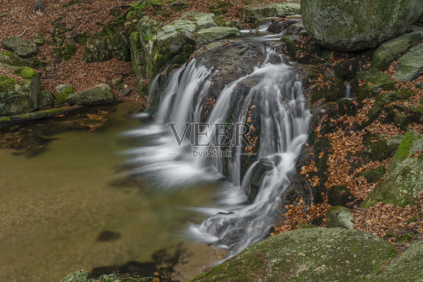 malybily Stolpich瀑布在吉泽尔斯克山秋天清新的早晨照片摄影图片