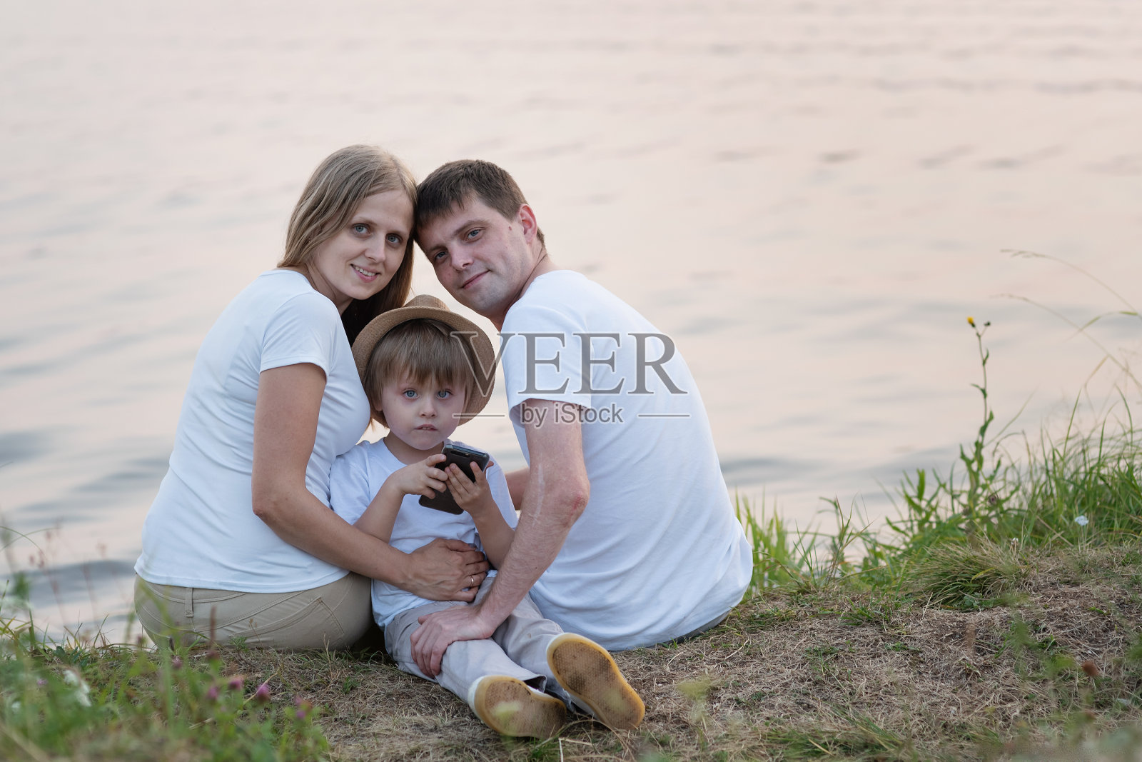 一家人夏天坐在湖边享受大自然照片摄影图片