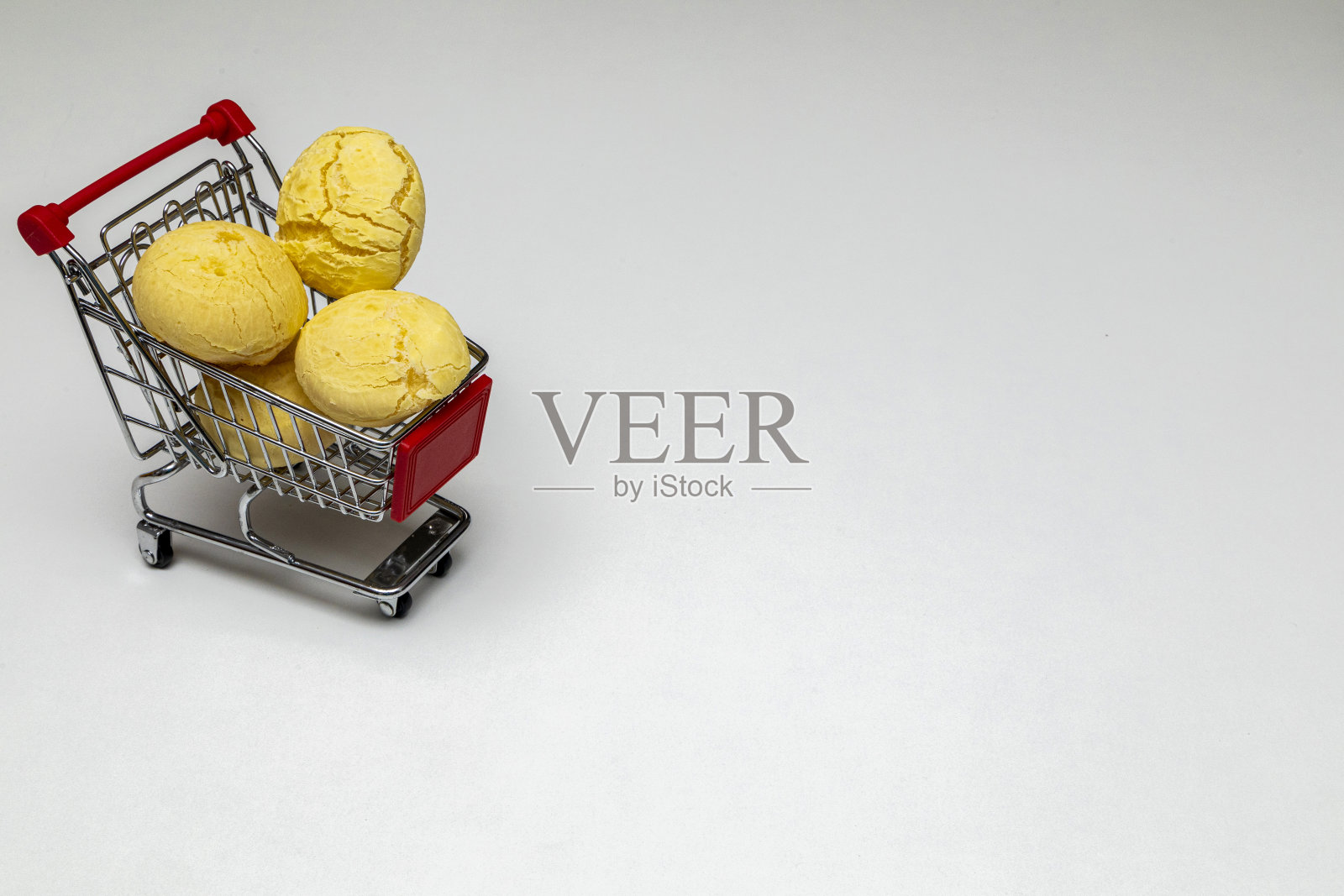 奶酪面包在购物车的木制背景照片摄影图片