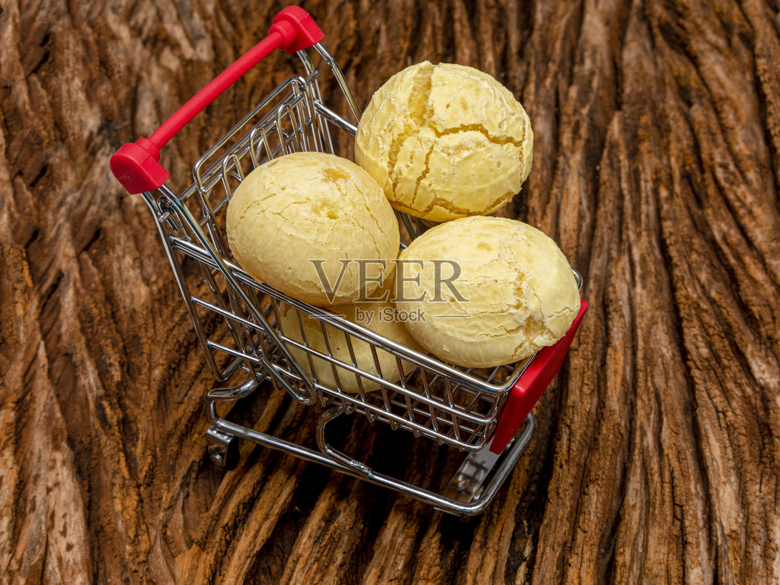 奶酪面包在购物车的木制背景照片摄影图片