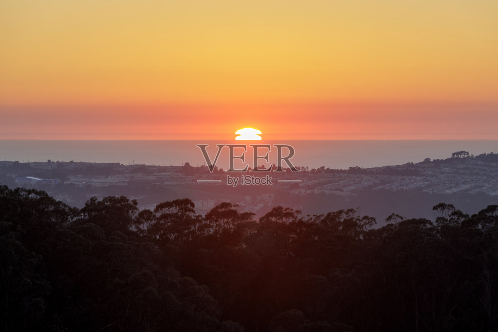 从圣布鲁诺山州和县公园欣赏戴利市和太平洋的日落美景照片摄影图片