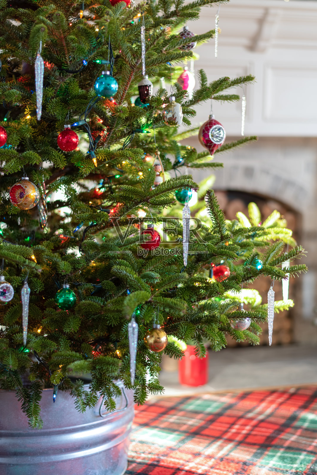 低角度特写冷杉树装饰与复古玻璃饰品照片摄影图片