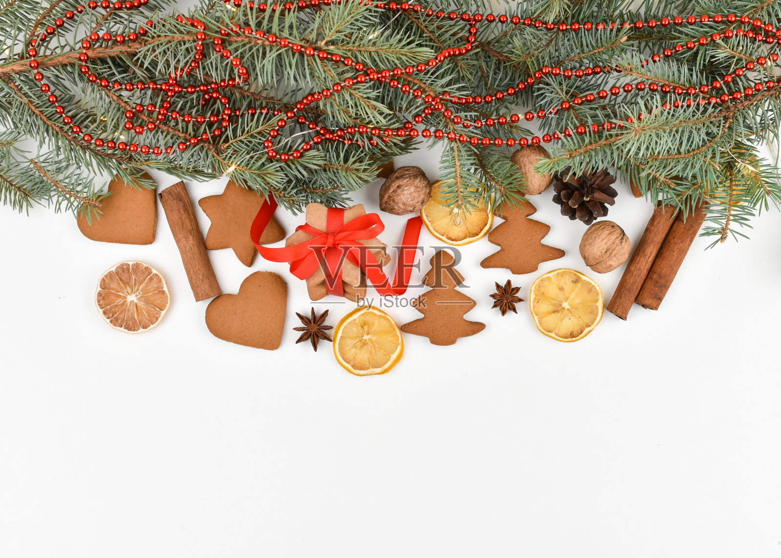 零浪费的概念。新年。明信片，树，花环，松果，香草，柠檬，八角。为题词的地方。照片摄影图片